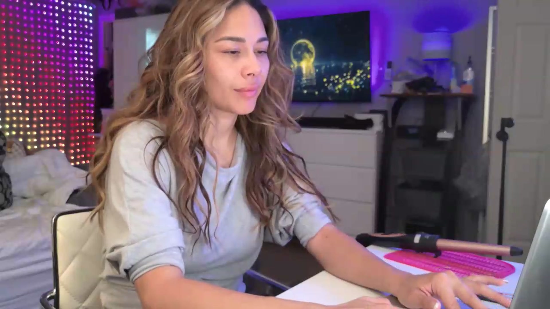 Gallery image thumbnail from Cinnabuns's myfreecams stream on, 06/28/2026, 13:46 image 4 of 20