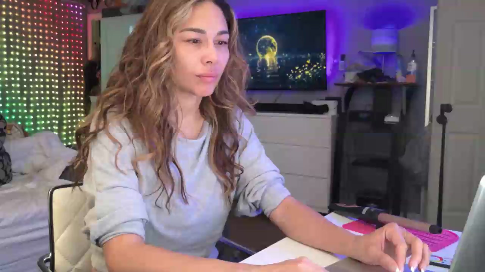 Gallery image thumbnail from Cinnabuns's myfreecams stream on, 06/28/2026, 13:46 image 6 of 20