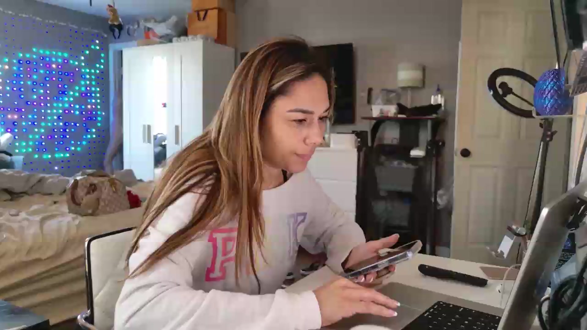 Gallery image thumbnail from Cinnabuns's myfreecams stream on, 07/22/2026, 20:03 image 16 of 20