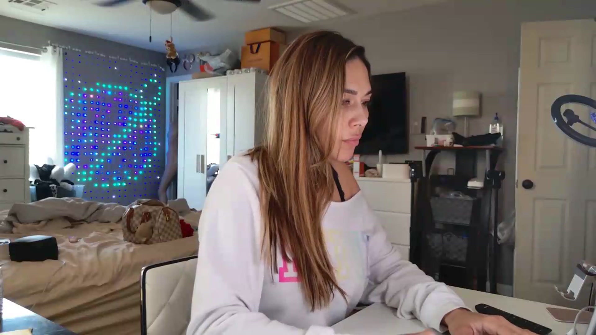 Gallery image thumbnail from Cinnabuns's myfreecams stream on, 07/22/2026, 20:03 image 10 of 20