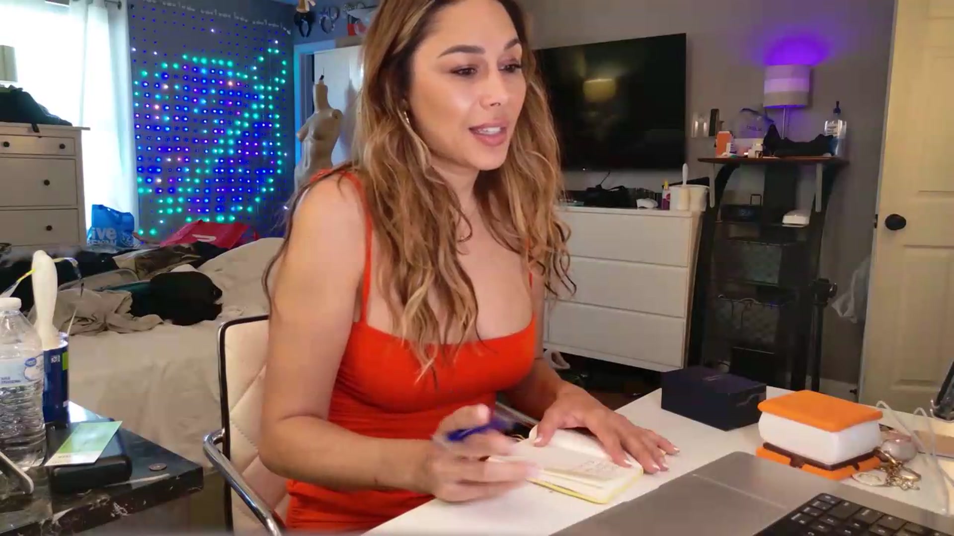 Gallery image thumbnail from Cinnabuns's myfreecams stream on, 08/04/2026, 01:17 image 12 of 20