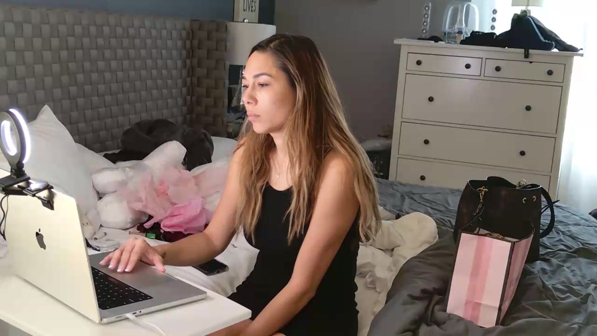 Gallery image thumbnail from Cinnabuns's myfreecams stream on, 08/04/2026, 23:09 image 18 of 20