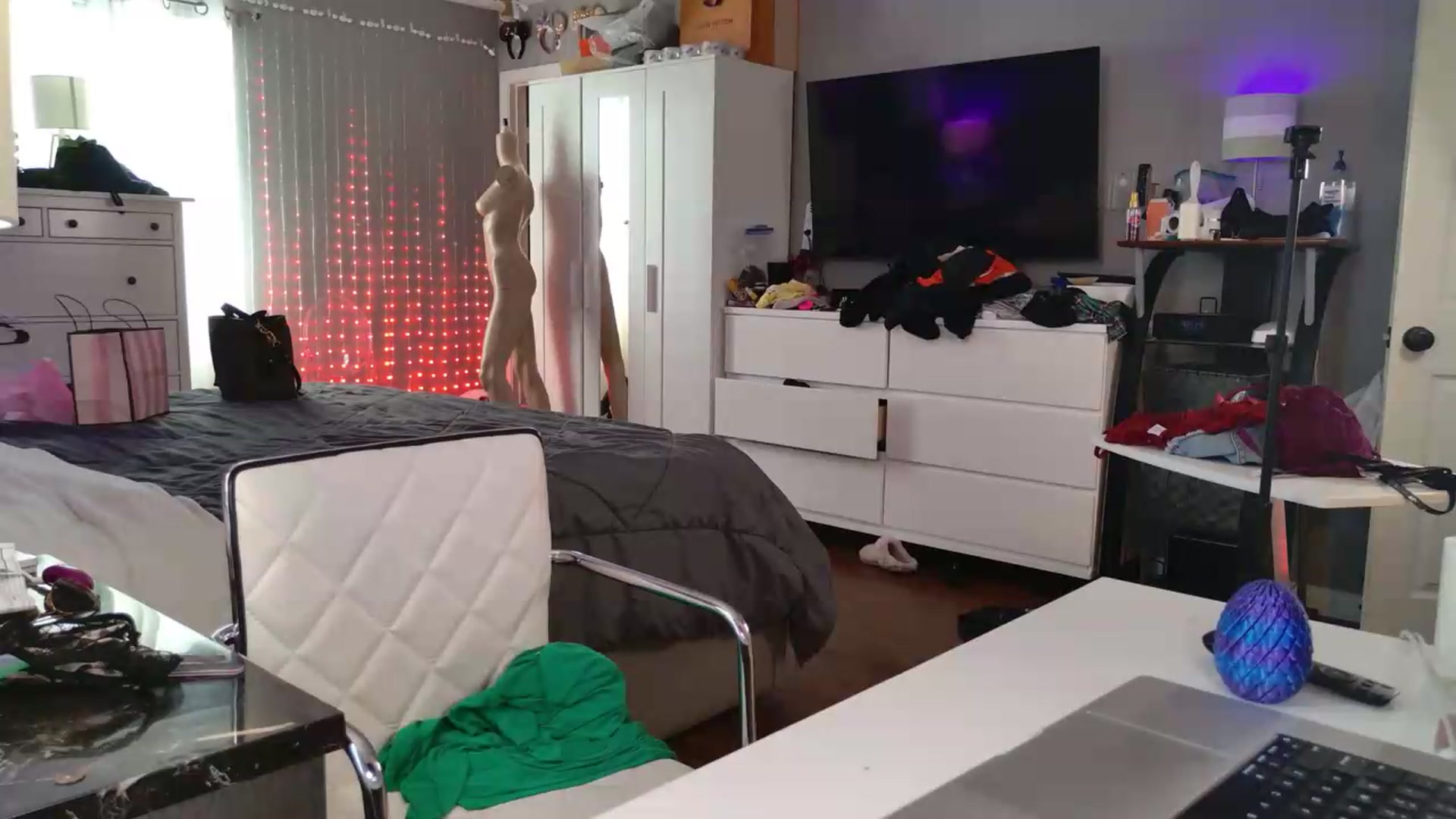 Gallery image thumbnail from Cinnabuns's myfreecams stream on, 08/05/2026, 19:55 image 12 of 20