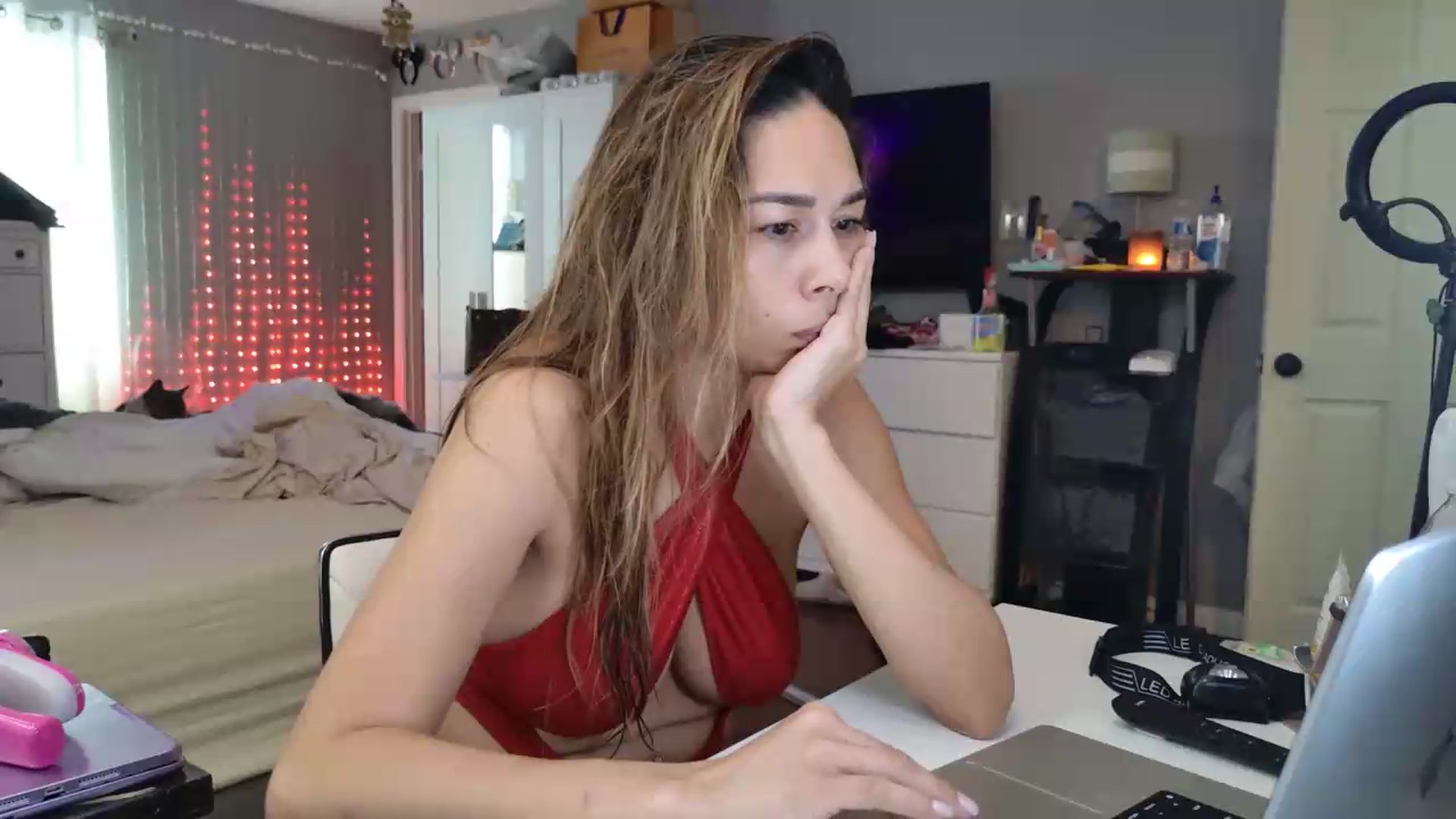 Gallery image thumbnail from Cinnabuns's myfreecams stream on, 08/17/2026, 18:44 image 6 of 20