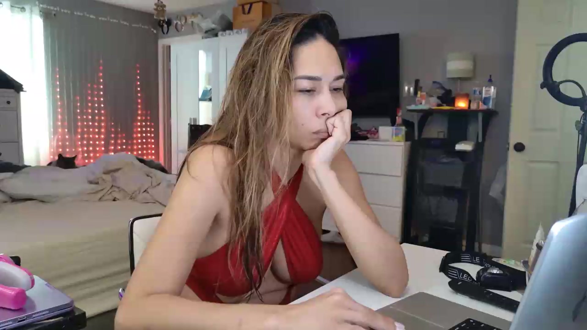 Gallery image thumbnail from Cinnabuns's myfreecams stream on, 08/17/2026, 18:44 image 5 of 20