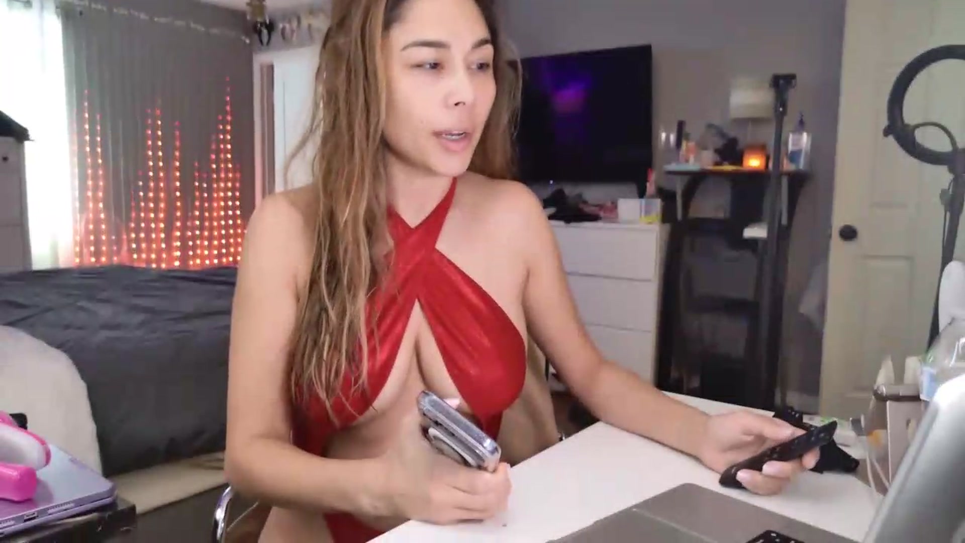 Gallery image thumbnail from Cinnabuns's myfreecams stream on, 08/17/2026, 18:44 image 9 of 20