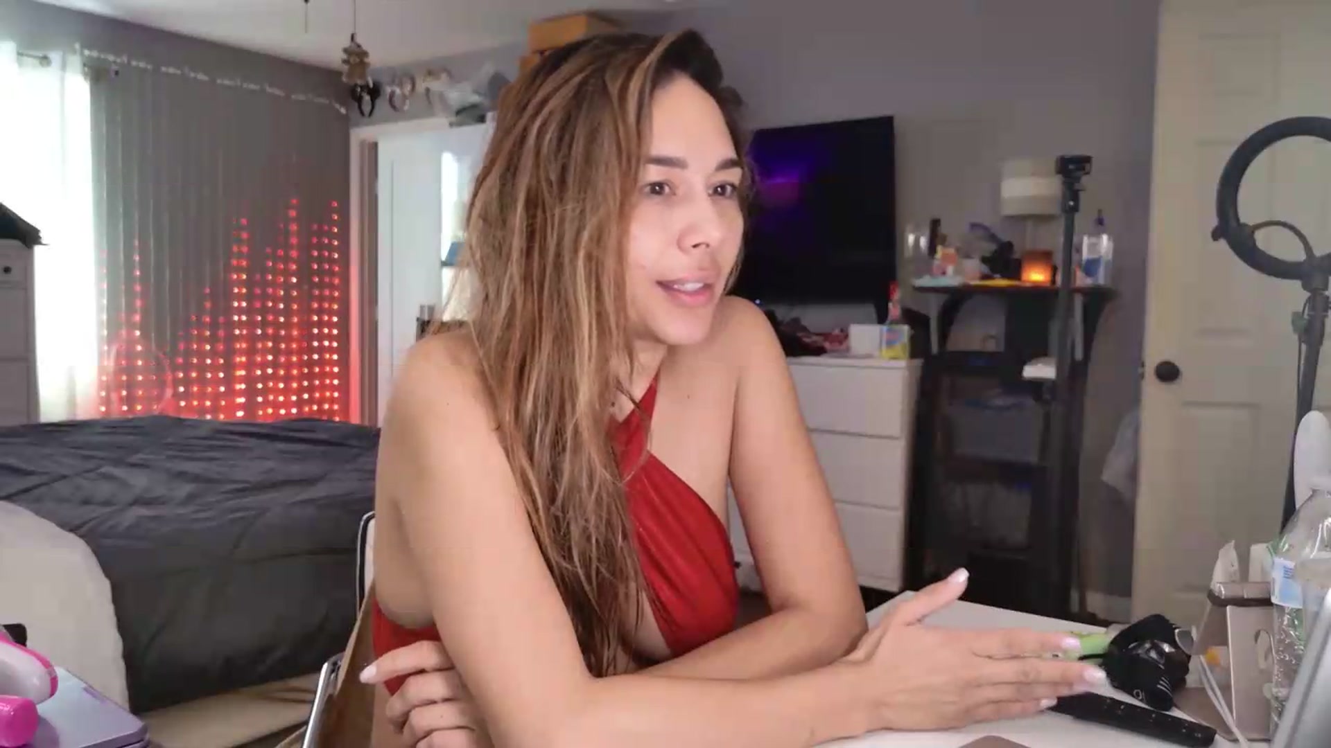 Gallery image thumbnail from Cinnabuns's myfreecams stream on, 08/17/2026, 18:44 image 17 of 20