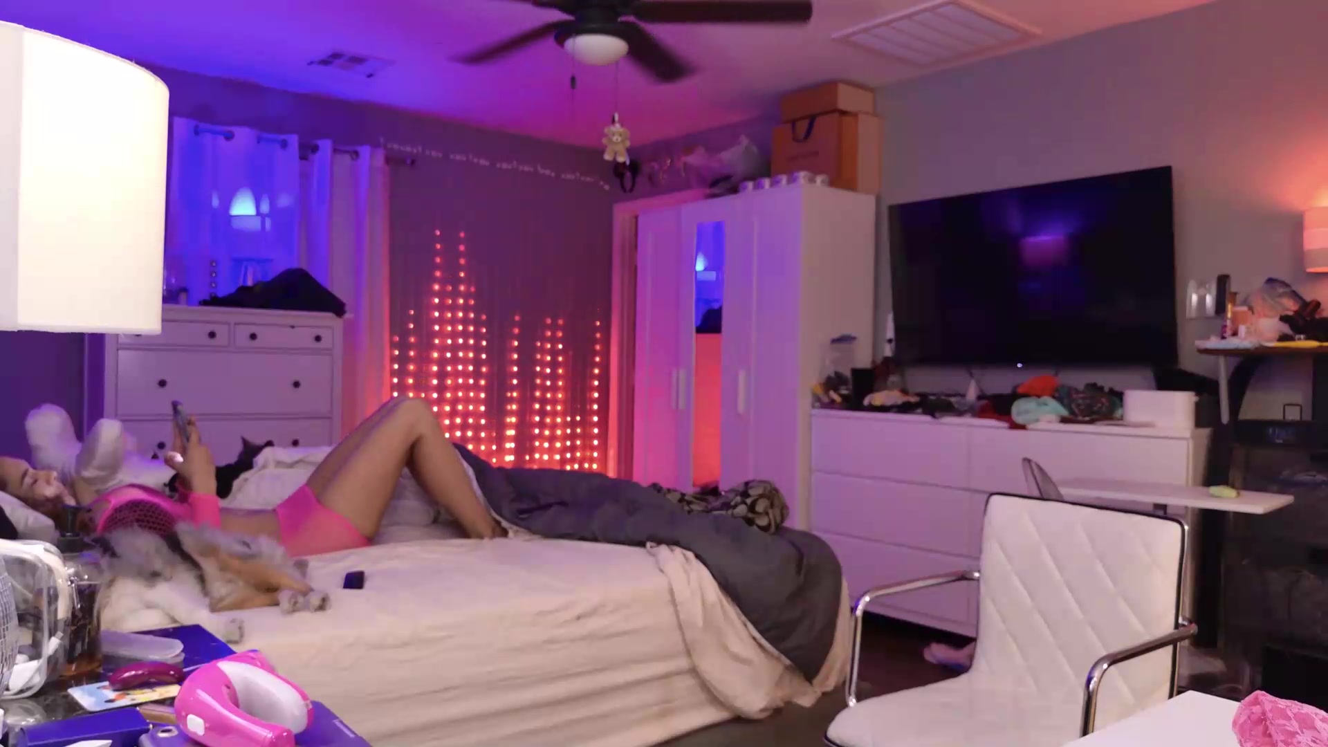 Gallery image thumbnail from Cinnabuns's myfreecams stream on, 08/19/2026, 07:19 image 18 of 20