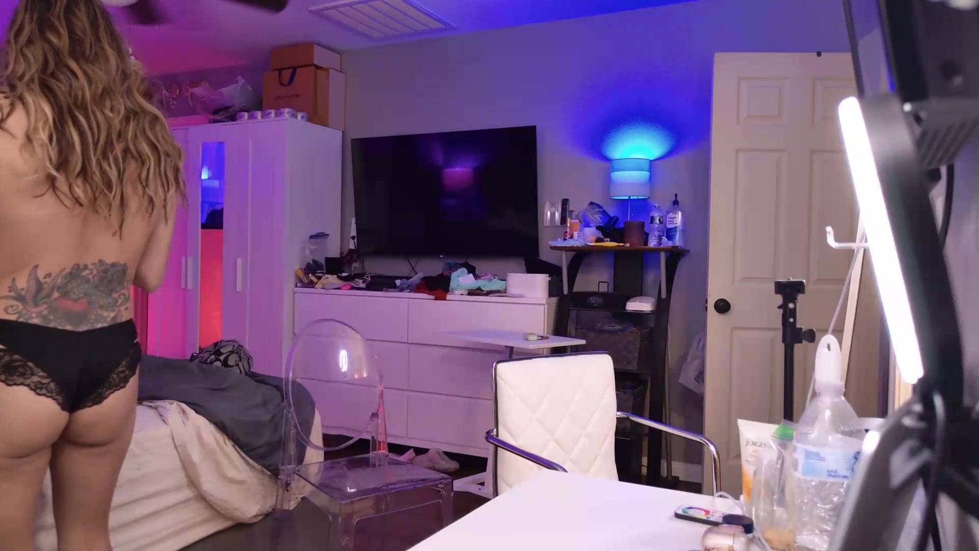 Gallery image thumbnail from Cinnabuns's myfreecams stream on, 08/19/2026, 07:19 image 2 of 20