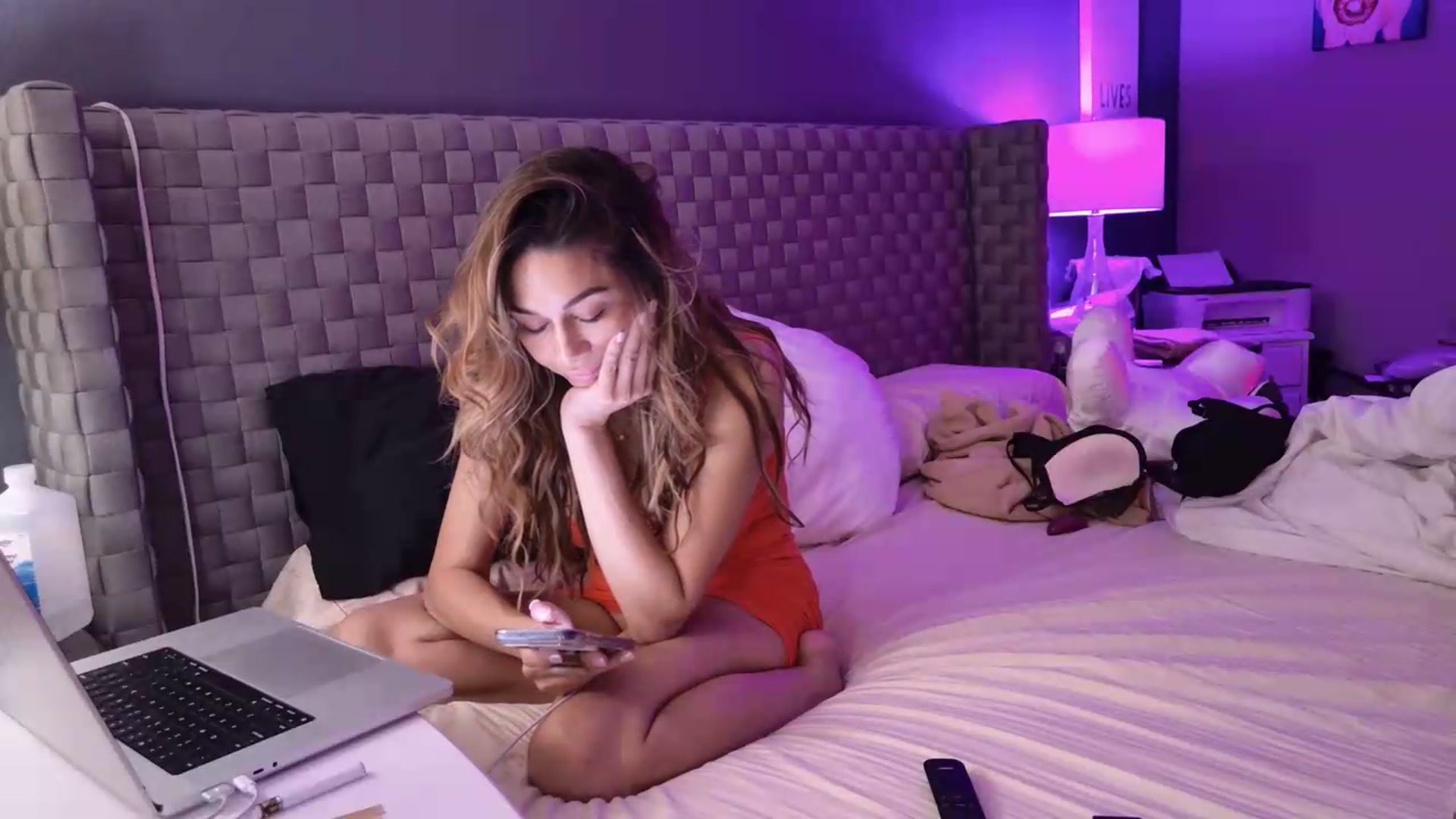 Gallery image thumbnail from Cinnabuns's myfreecams stream on, 08/19/2026, 08:21 image 18 of 20