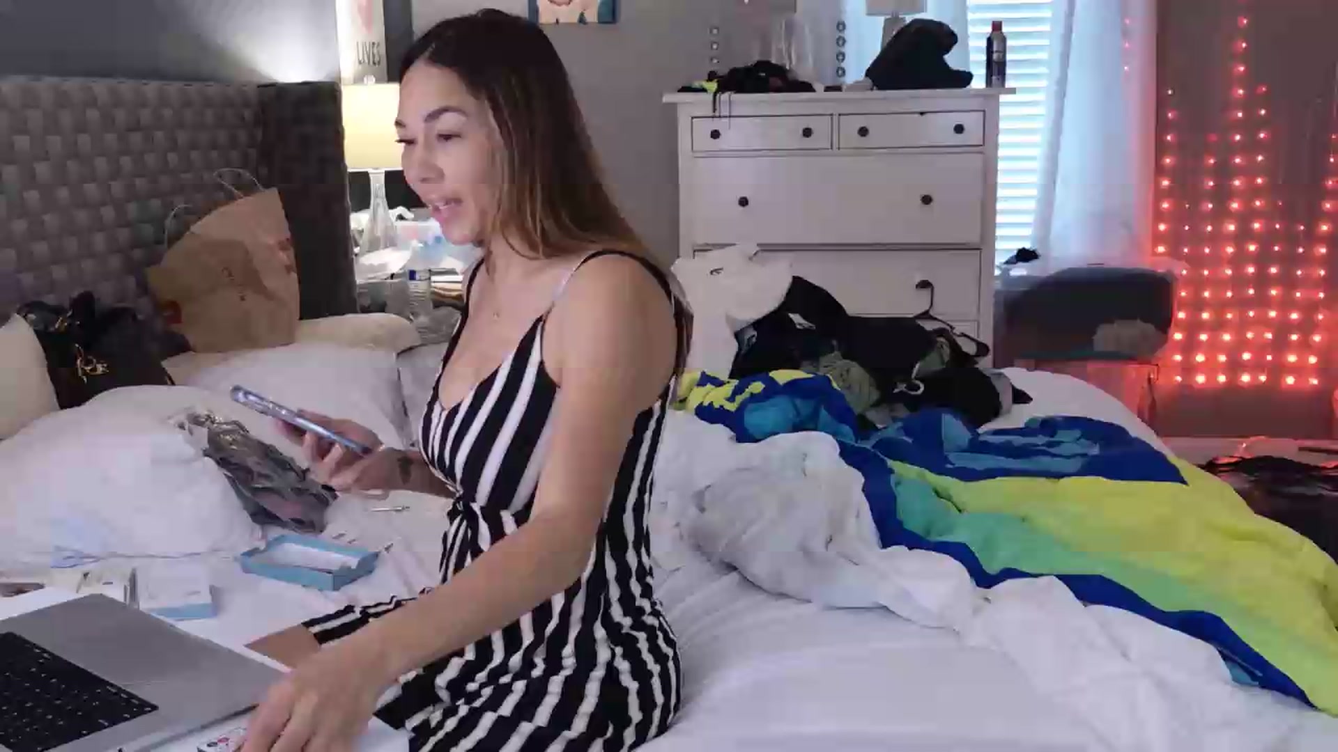 Gallery image thumbnail from Cinnabuns's myfreecams stream on, 09/04/2026, 03:07 image 1 of 20