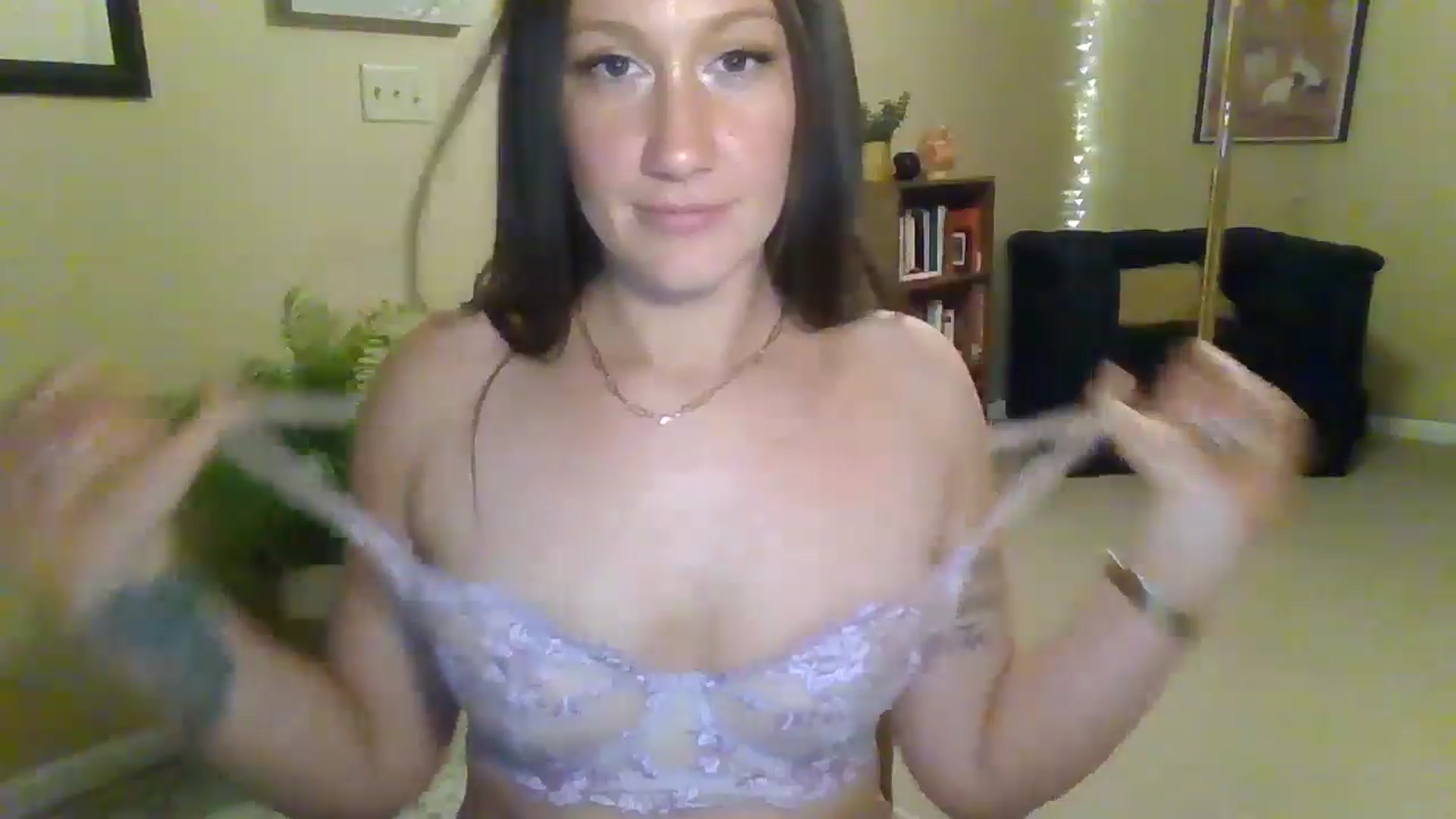 Gallery image thumbnail from CinnamonAnn's myfreecams stream on, 04/20/2026, 01:33 image 17 of 20
