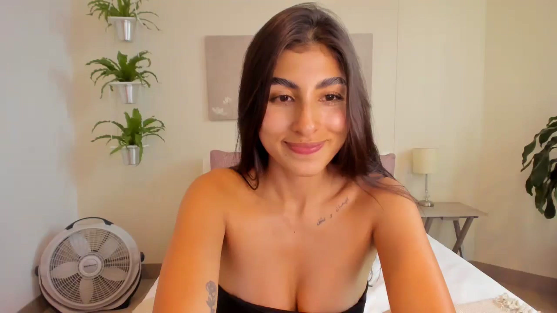 Gallery image thumbnail from Cinnamonn2's myfreecams stream on, 01/14/2026, 21:44 image 18 of 20