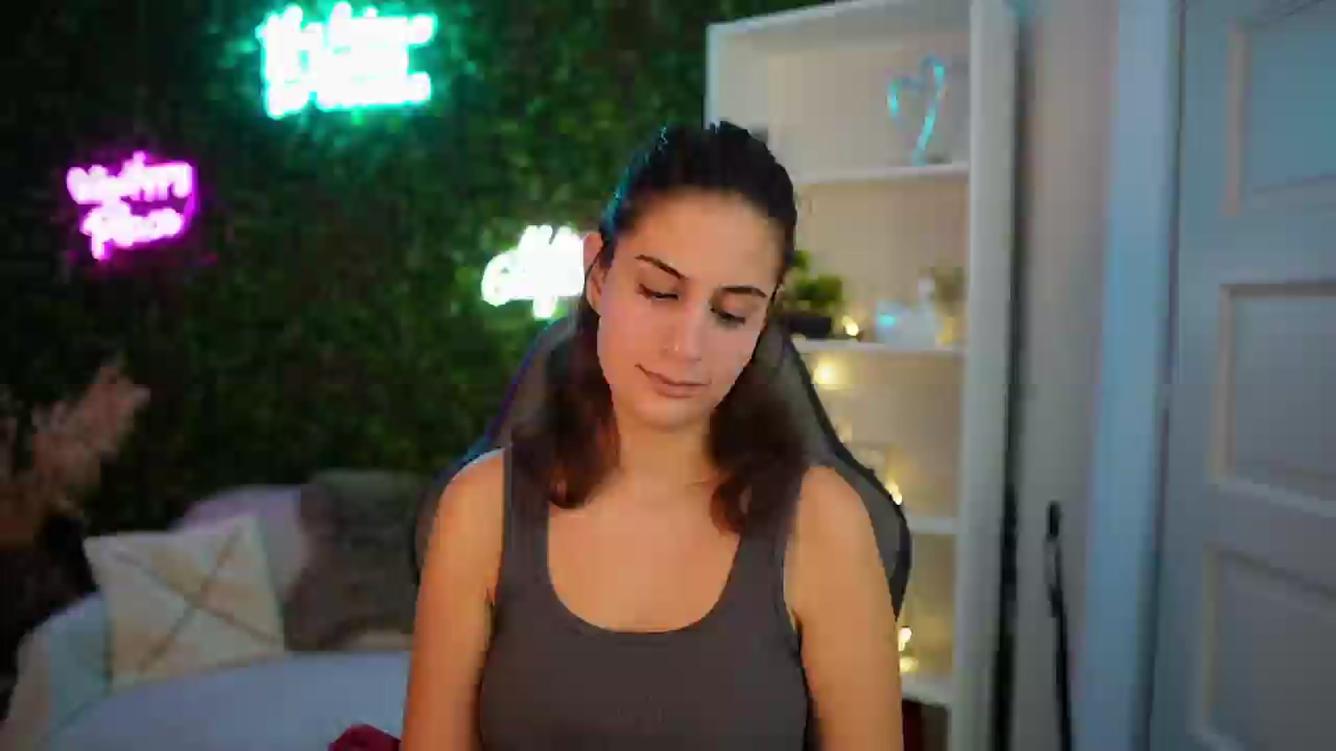 Gallery image thumbnail from Clair_Meek's myfreecams stream on, 12/20/2024, 13:38 image 16 of 20