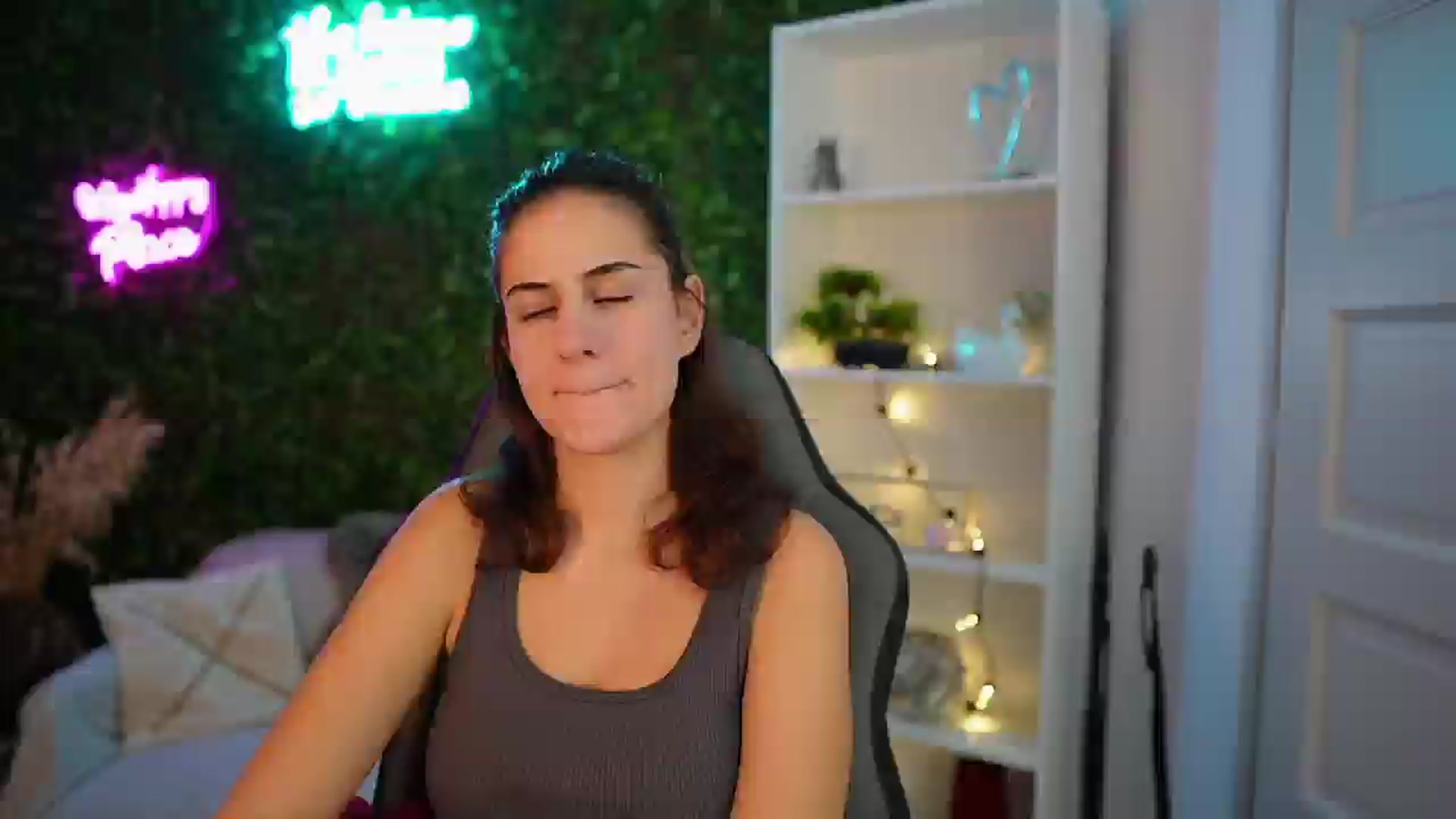 Gallery image thumbnail from Clair_Meek's myfreecams stream on, 12/20/2024, 13:38 image 10 of 20