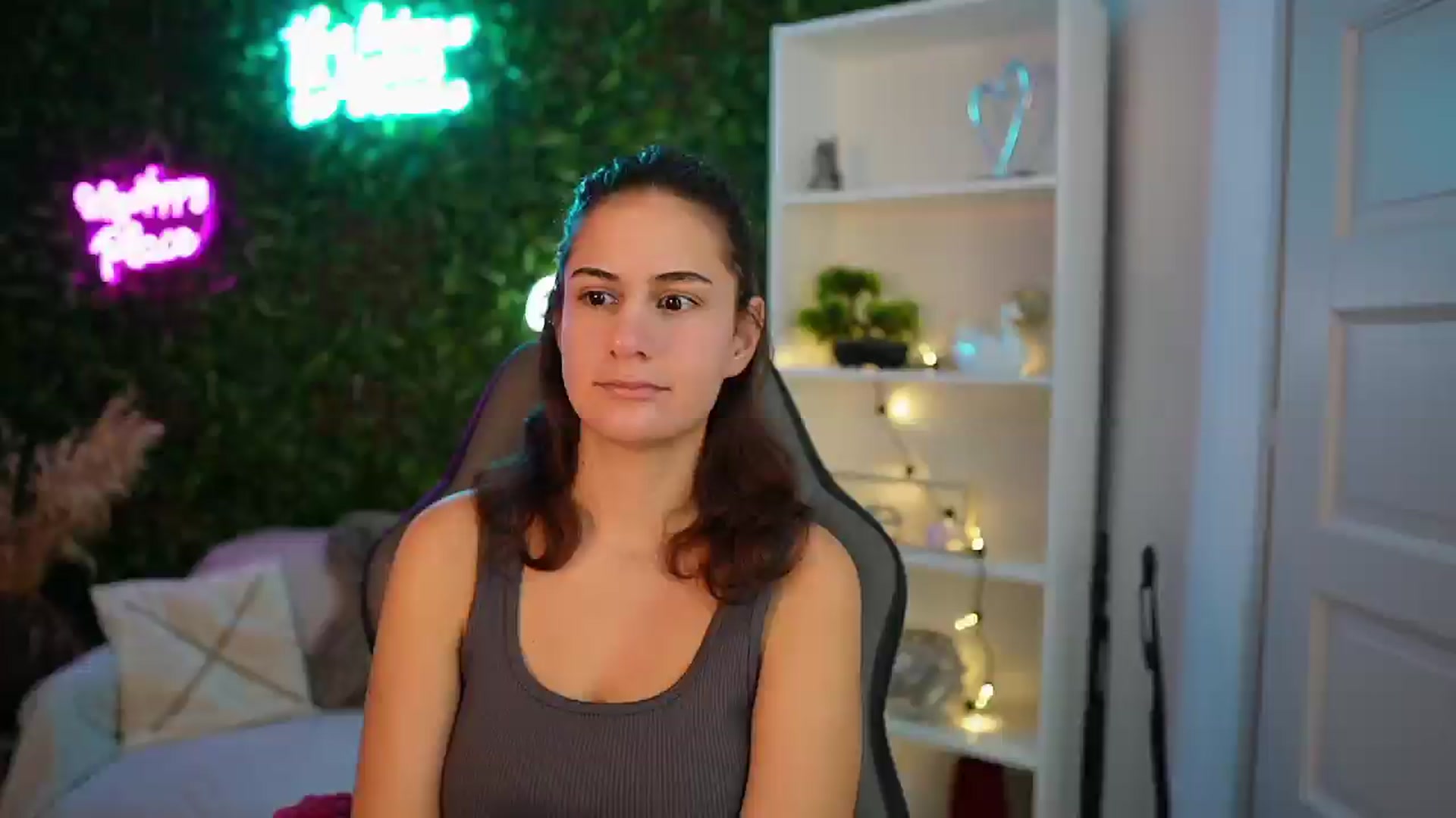 Gallery image thumbnail from Clair_Meek's myfreecams stream on, 12/20/2024, 13:38 image 9 of 20
