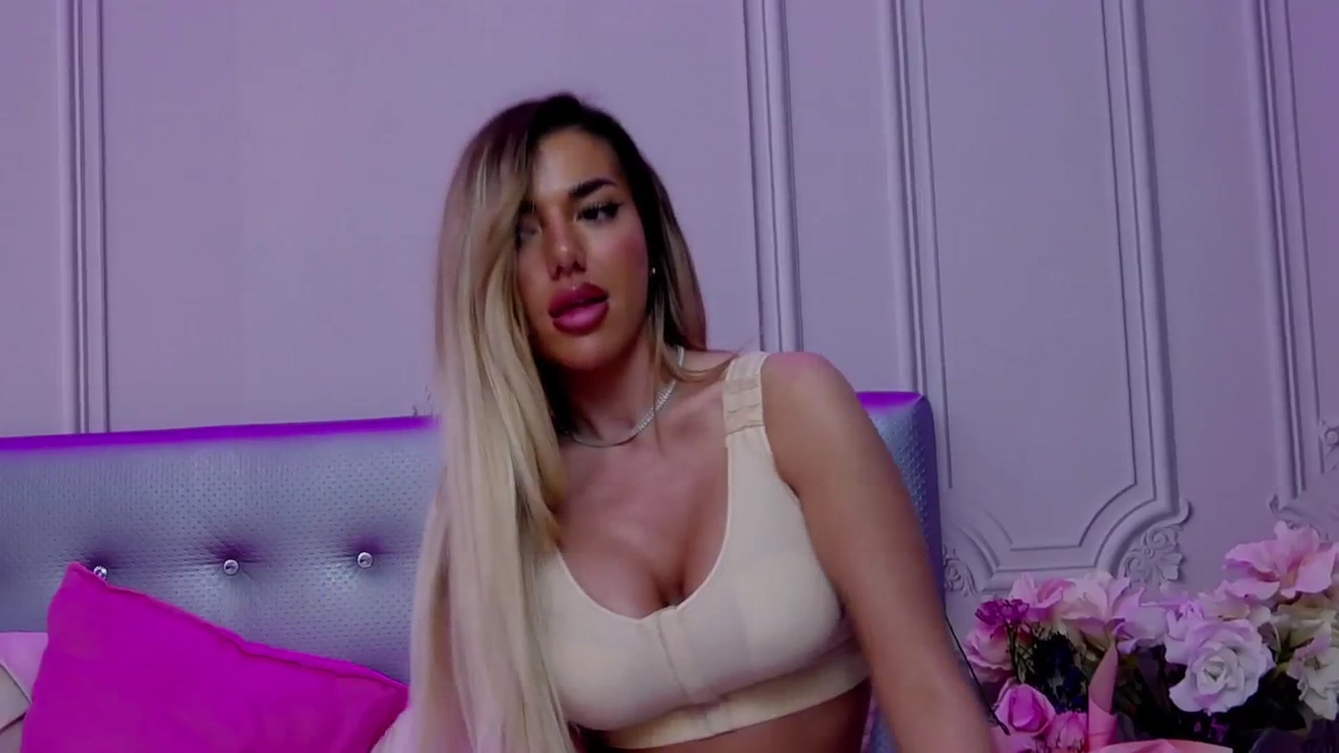 Gallery image thumbnail from ClaraHazel's myfreecams stream on, 03/13/2025, 10:09 image 15 of 20