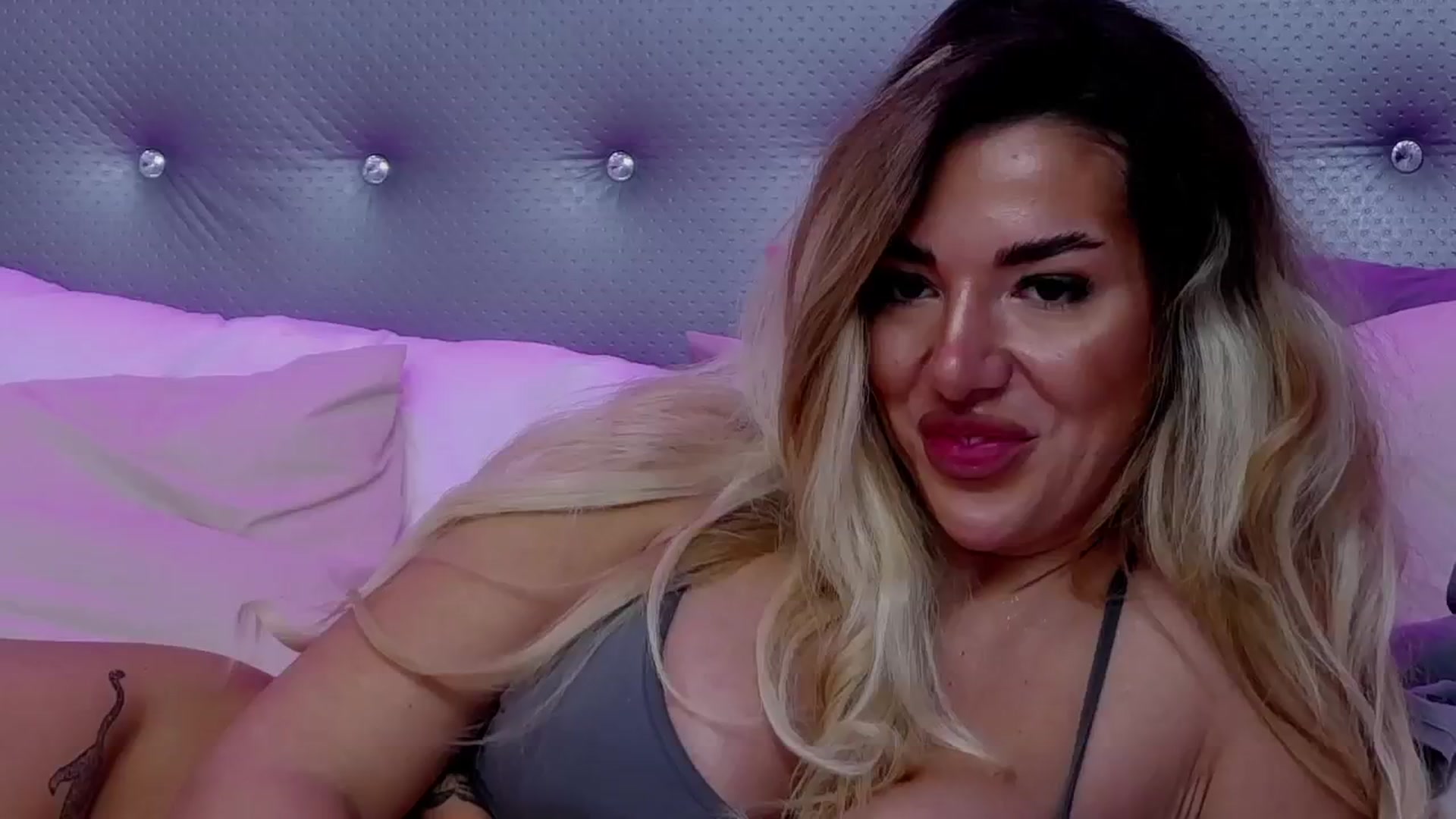 Gallery image thumbnail from ClaraHazel's myfreecams stream on, 03/31/2025, 10:22 image 19 of 20