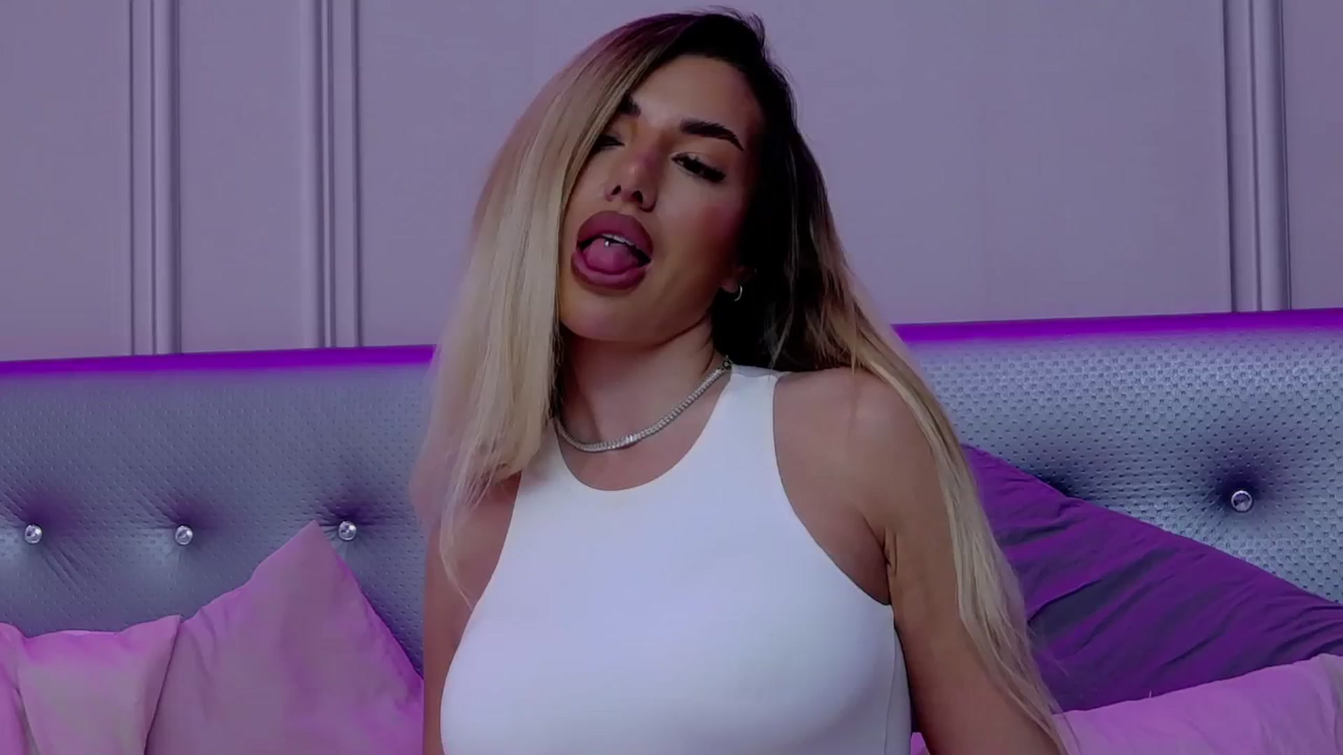 Gallery image thumbnail from ClaraHazel's myfreecams stream on, 04/03/2025, 16:05 image 14 of 20