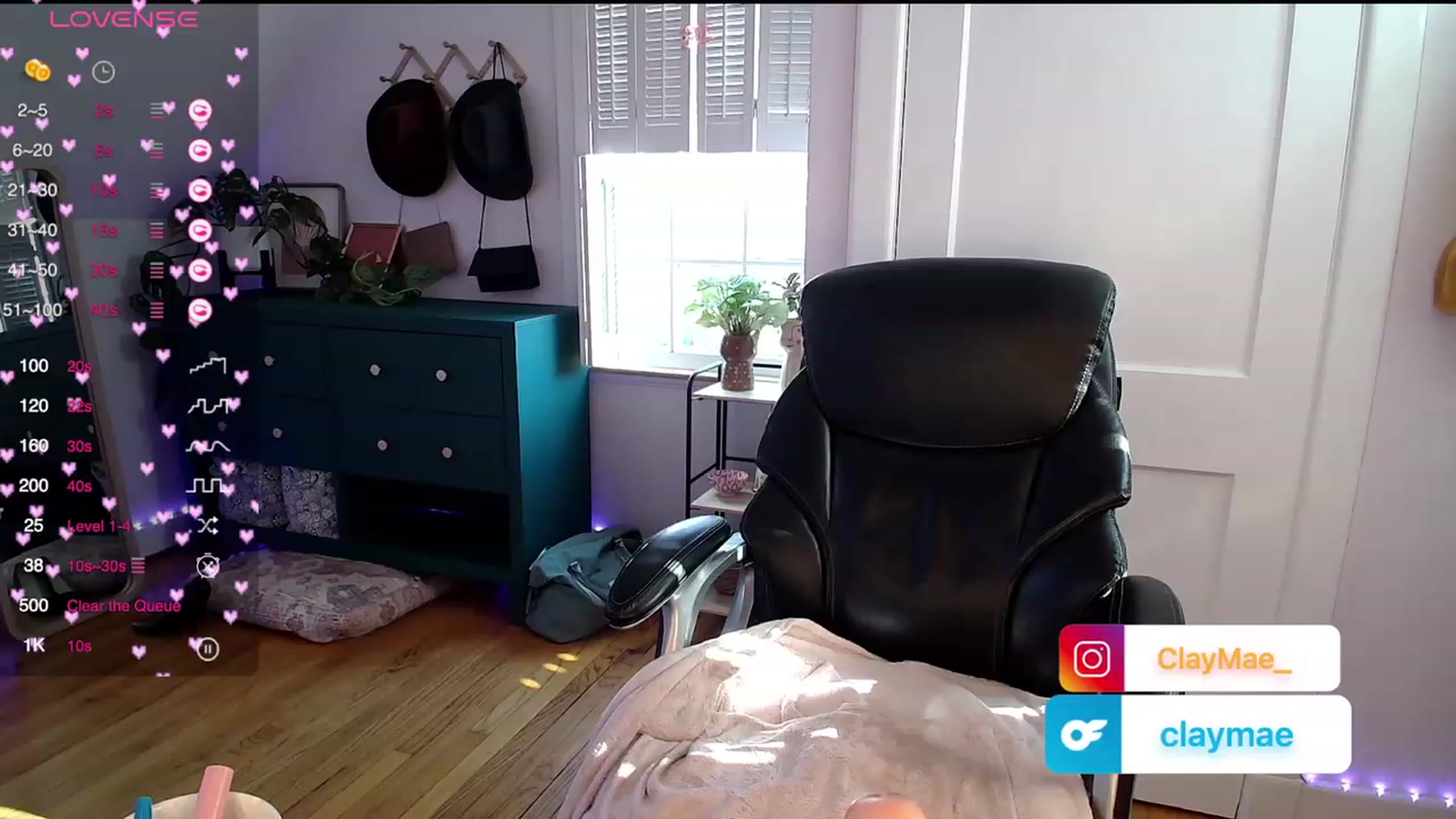 Gallery image thumbnail from ClayMae011's myfreecams stream on, 12/11/2023, 18:19 image 16 of 20