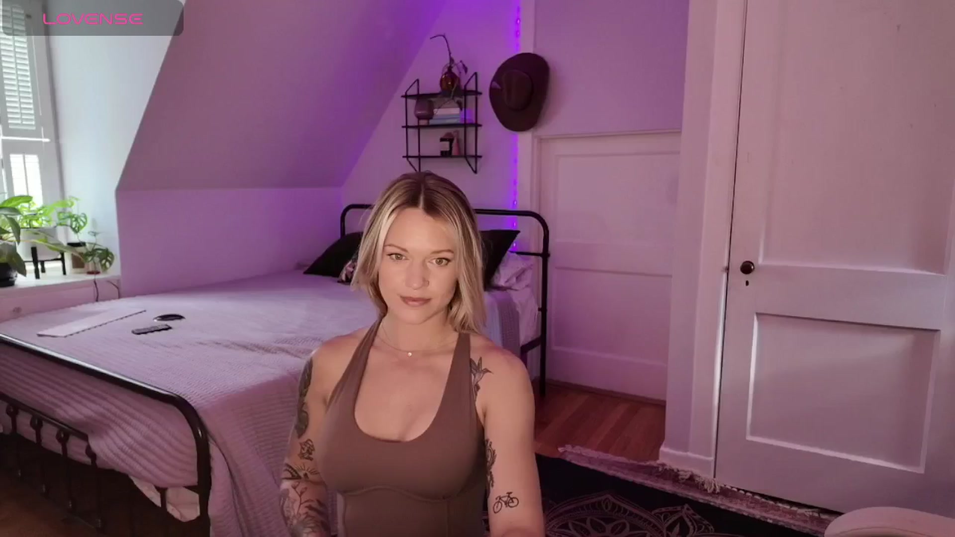 Gallery image thumbnail from ClayMae011's myfreecams stream on, 11/15/2024, 19:23 image 1 of 20