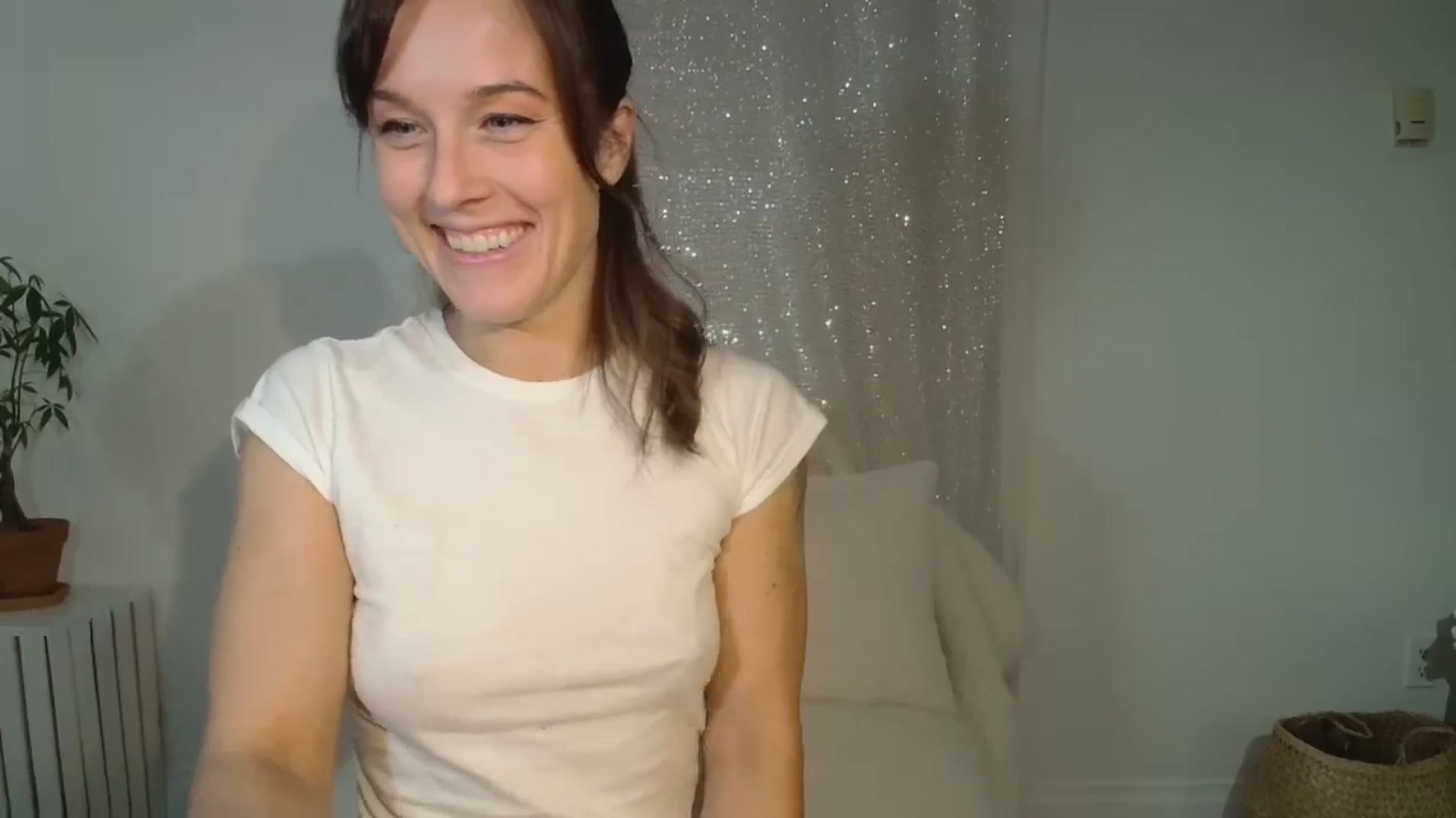 Gallery image thumbnail from ClitorisQueen's myfreecams stream on, 01/27/2026, 02:01 image 2 of 20