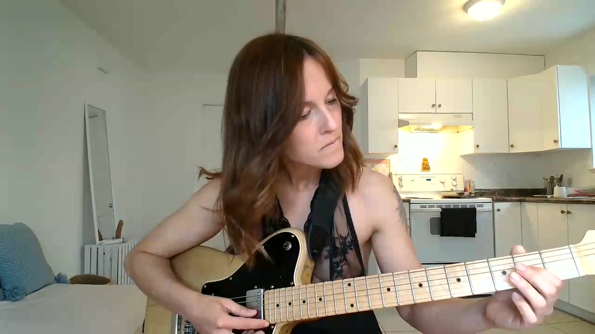 Gallery image thumbnail from ClitorisQueen's myfreecams stream on, 05/26/2026, 18:36 image 15 of 20