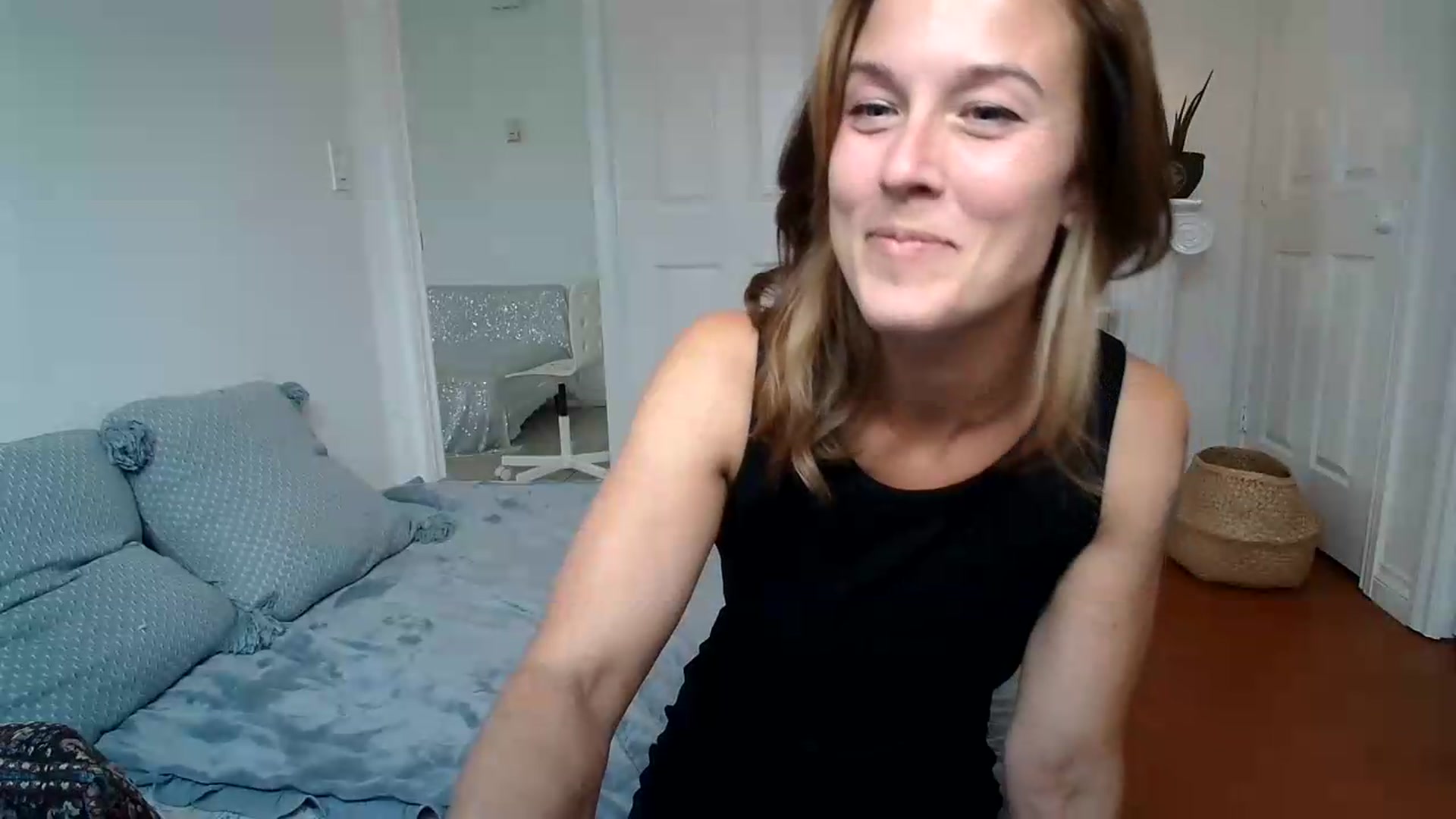 Gallery image thumbnail from ClitorisQueen's myfreecams stream on, 08/02/2026, 24:45 image 6 of 20