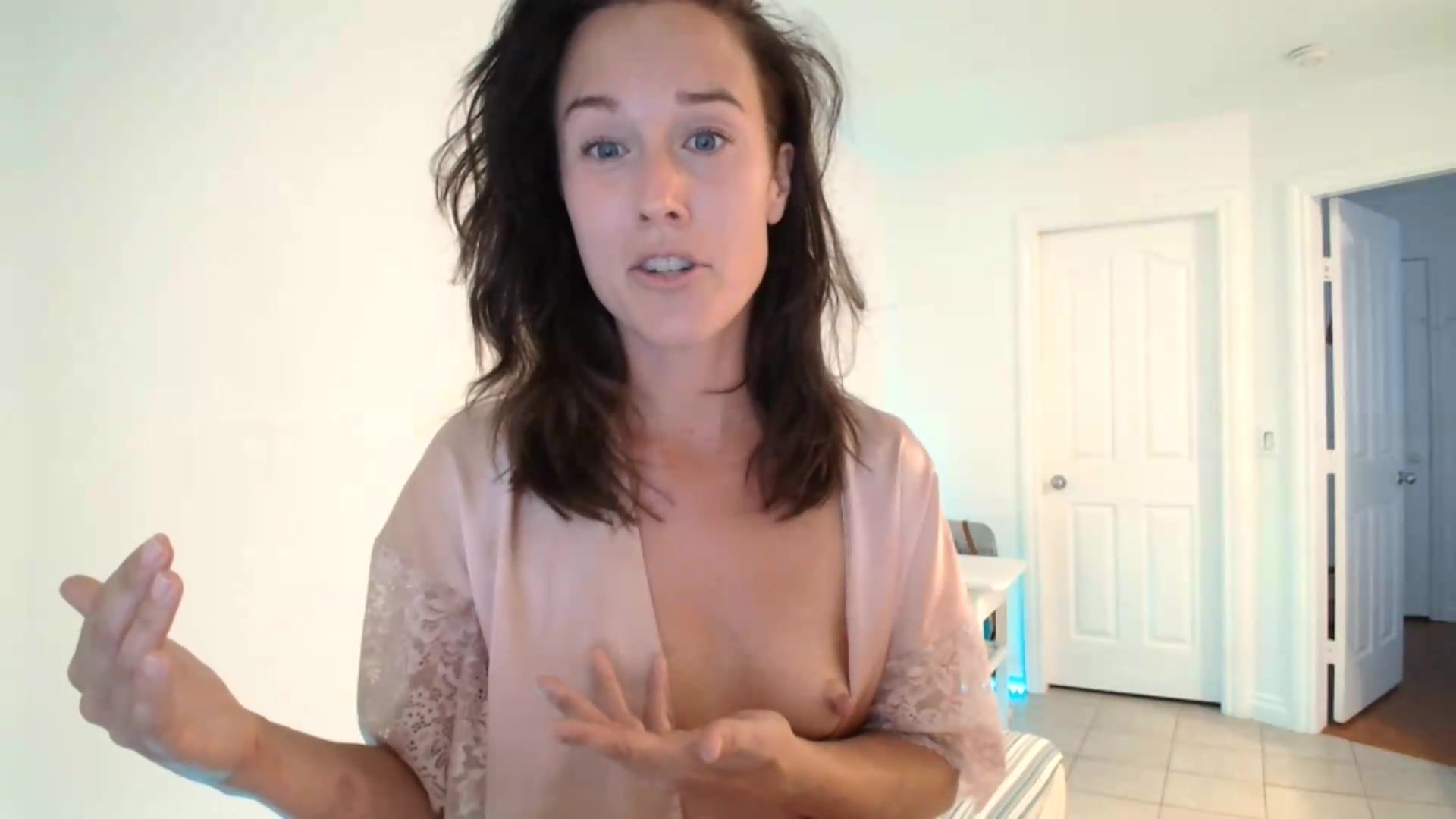 Gallery image thumbnail from ClitorisQueen's myfreecams stream on, 08/22/2026, 01:57 image 12 of 20
