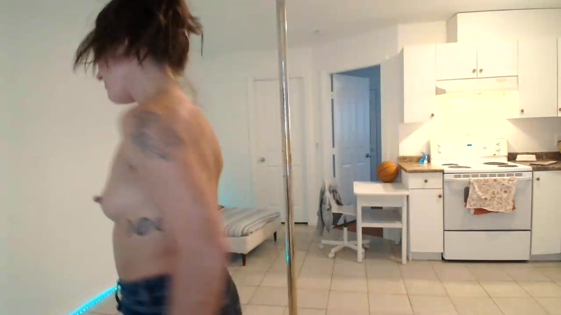 Gallery image thumbnail from ClitorisQueen's myfreecams stream on, 08/22/2026, 17:03 image 18 of 20
