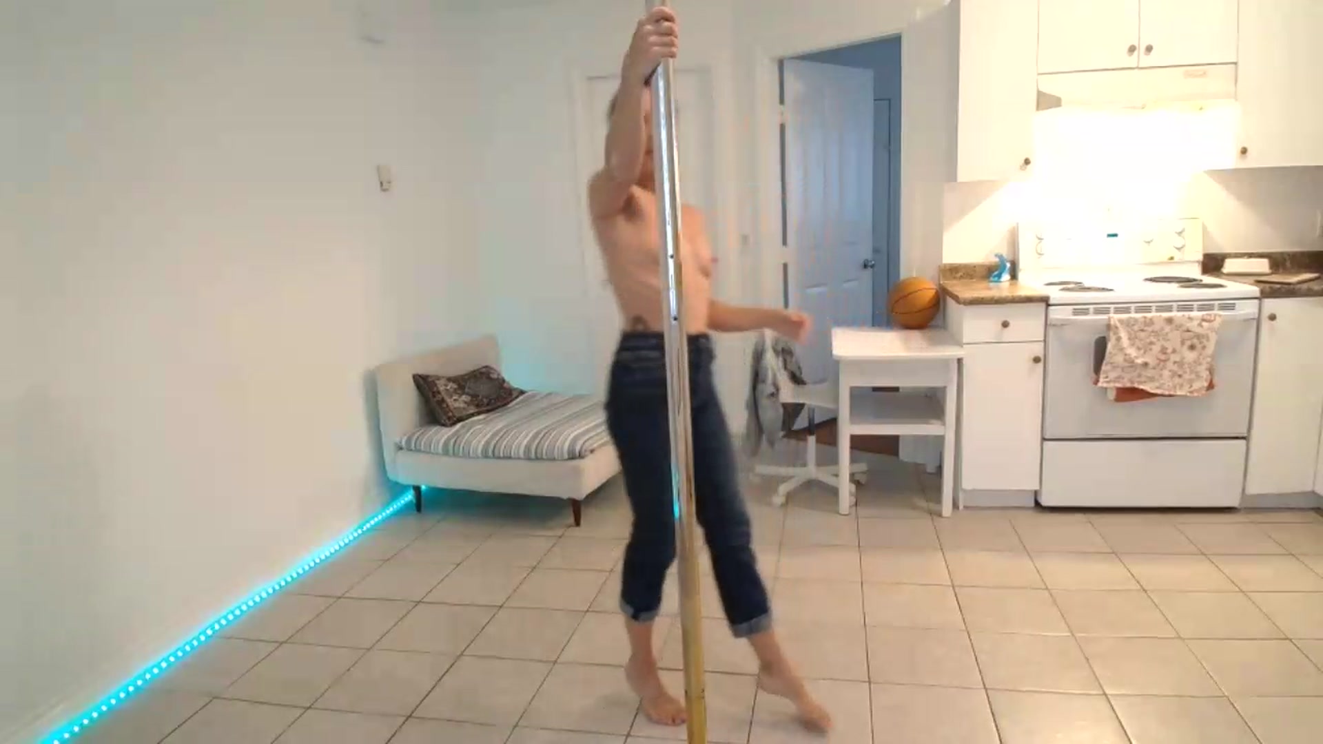 Gallery image thumbnail from ClitorisQueen's myfreecams stream on, 08/22/2026, 17:03 image 17 of 20