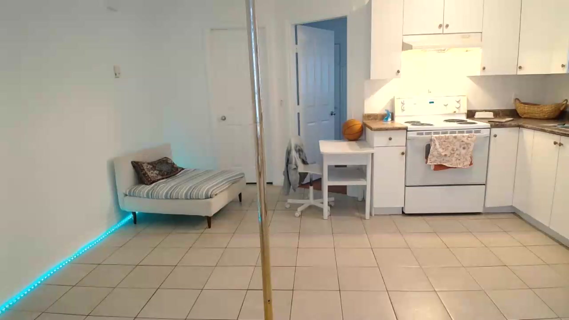 Gallery image thumbnail from ClitorisQueen's myfreecams stream on, 08/22/2026, 17:03 image 9 of 20