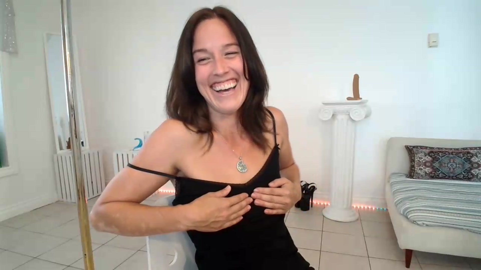 Gallery image thumbnail from ClitorisQueen's myfreecams stream on, 08/24/2026, 21:42 image 18 of 20