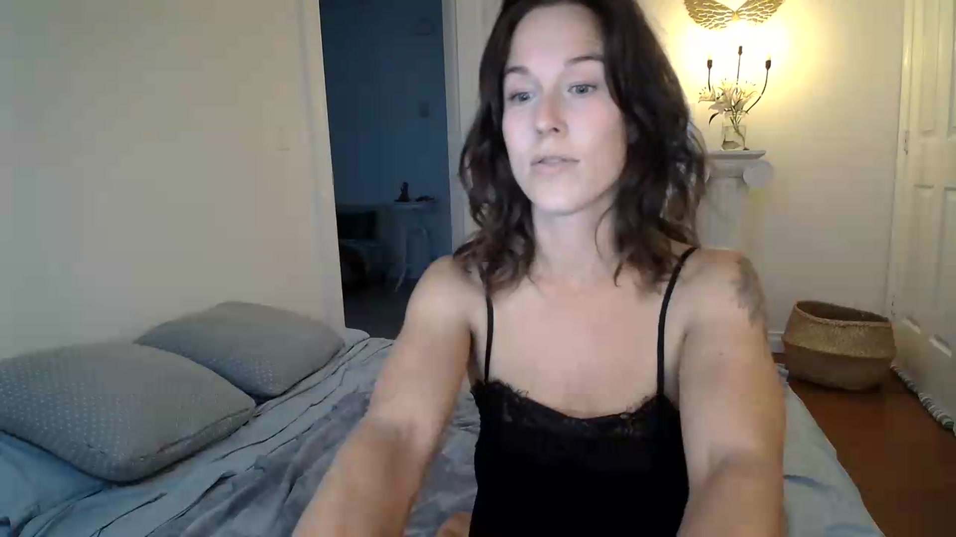 Gallery image thumbnail from ClitorisQueen's myfreecams stream on, 09/14/2026, 03:03 image 9 of 20
