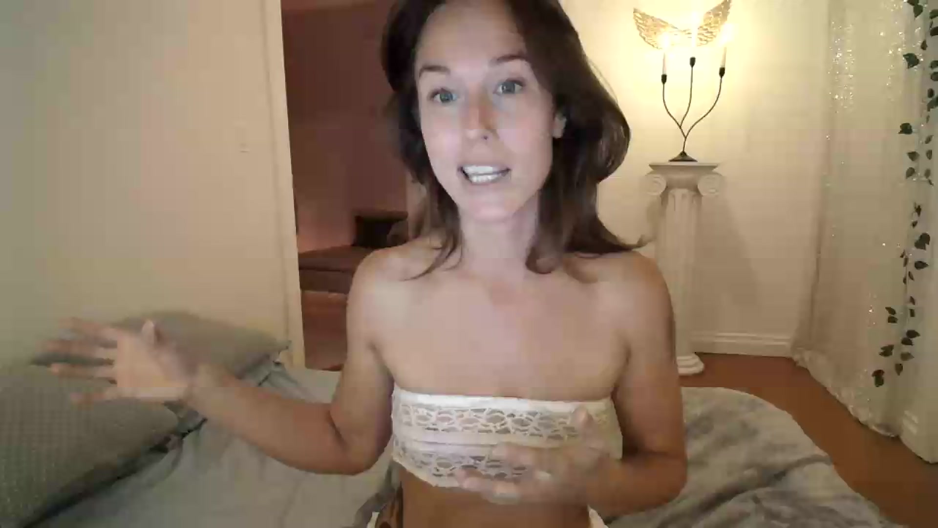 Gallery image thumbnail from ClitorisQueen's myfreecams stream on, 09/15/2026, 03:53 image 12 of 20