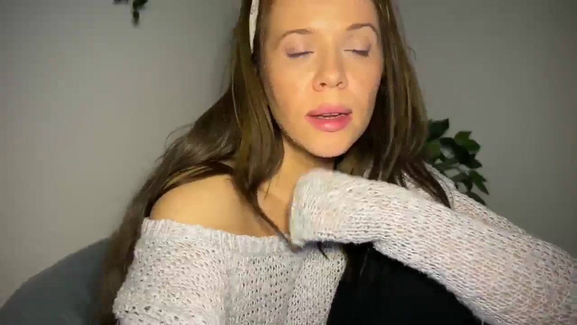 Gallery image thumbnail from CloverWinfred's myfreecams stream on, 03/19/2024, 01:41 image 8 of 20