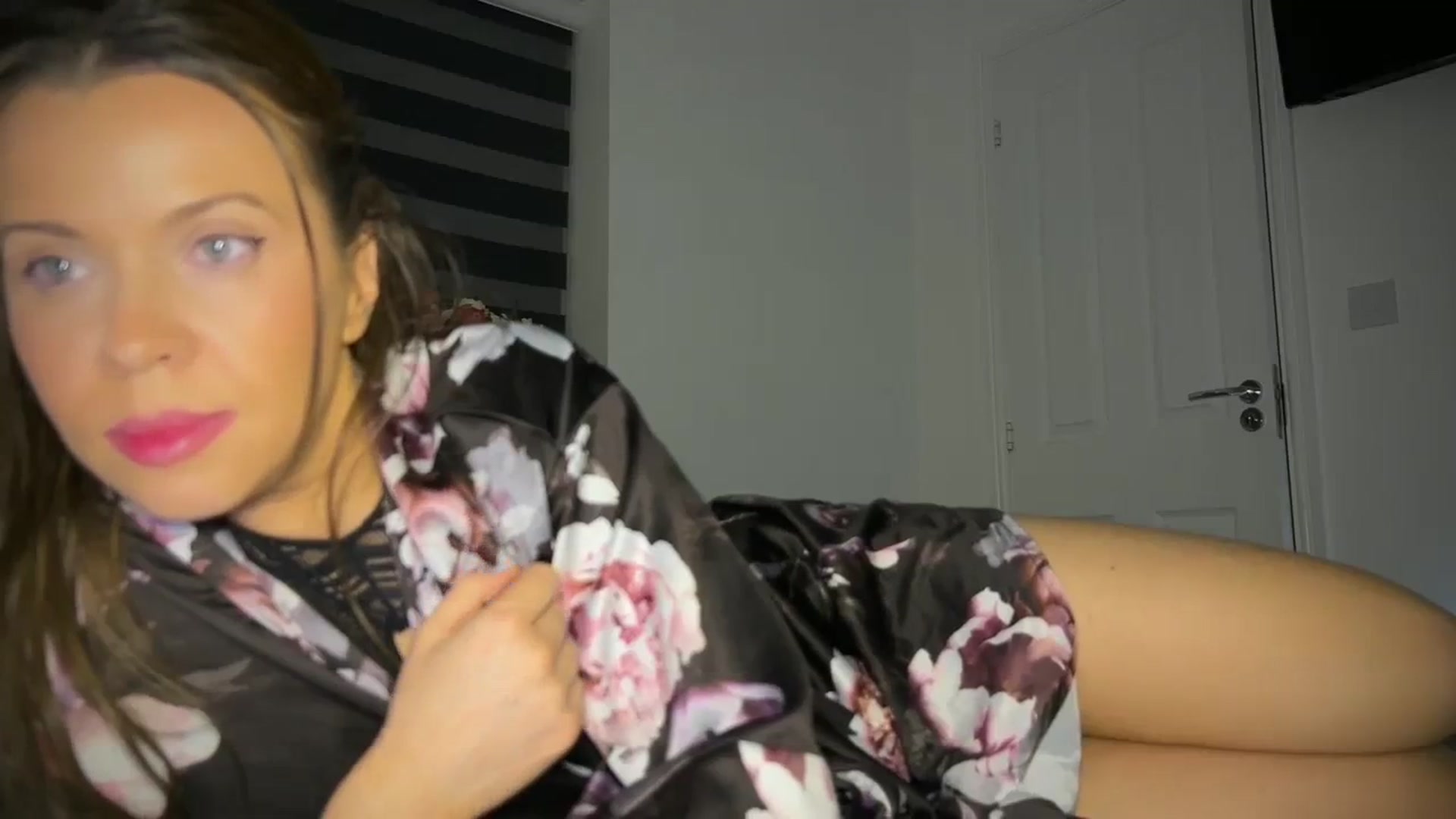 Gallery image thumbnail from CloverWinfred's myfreecams stream on, 03/31/2024, 24:23 image 14 of 20