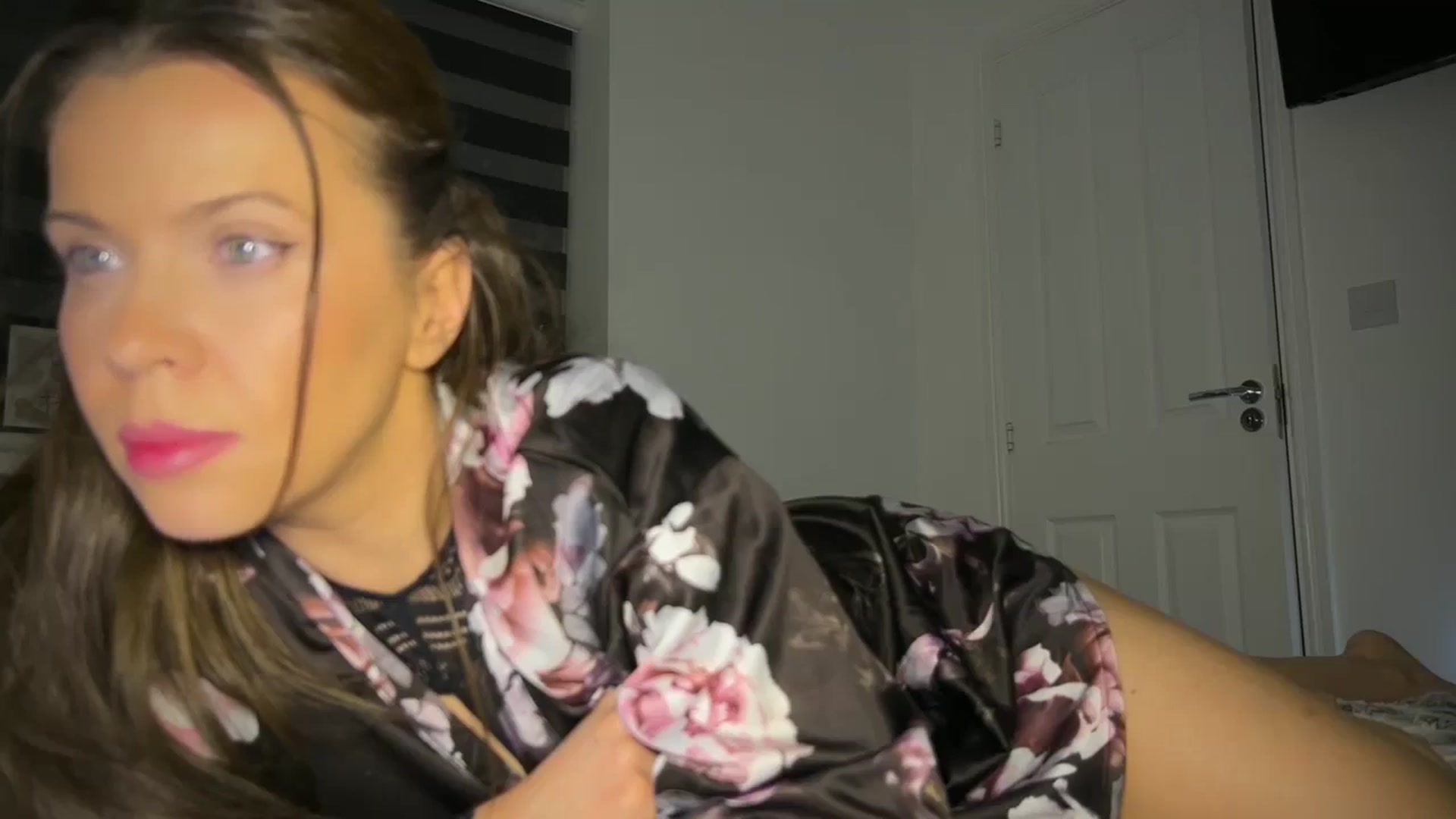 Gallery image thumbnail from CloverWinfred's myfreecams stream on, 03/31/2024, 24:23 image 9 of 20