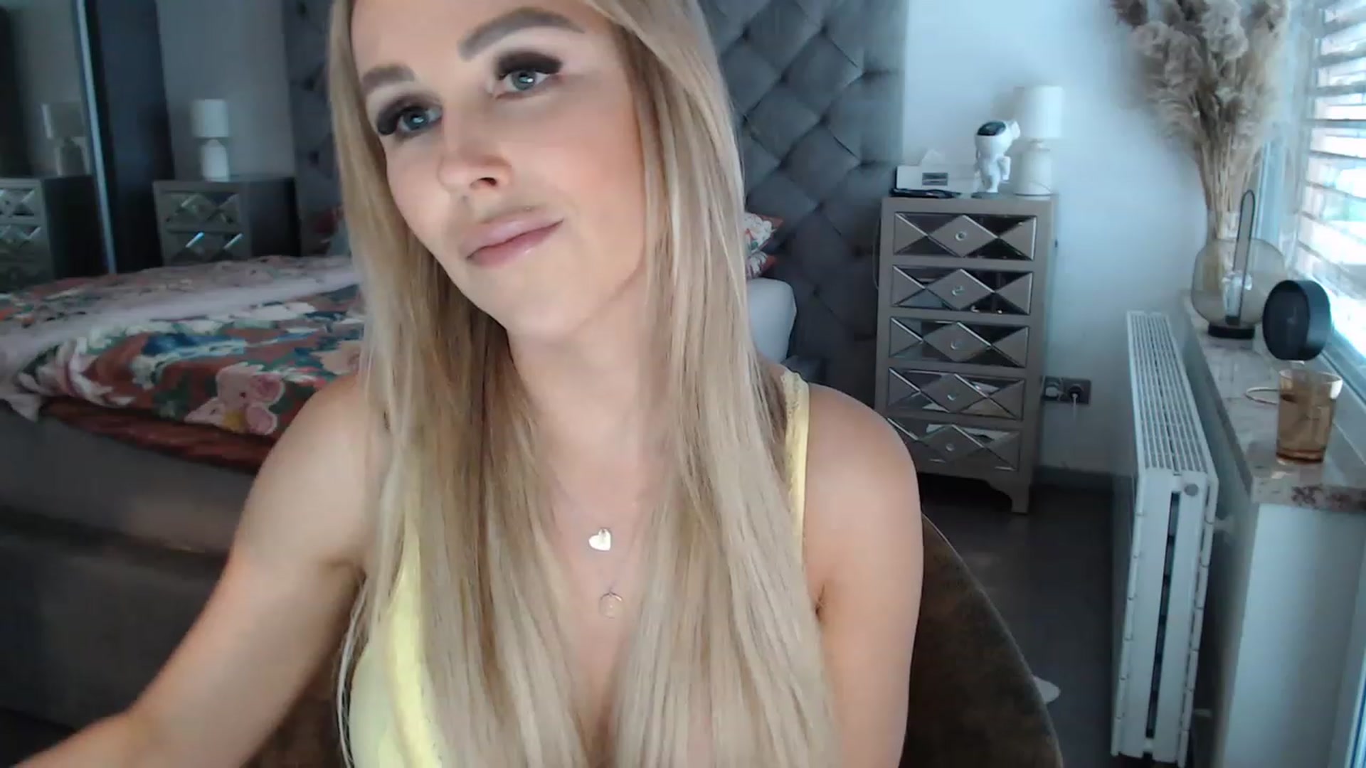 Gallery image thumbnail from CocoMia's myfreecams stream on, 03/27/2023, 11:40 image 16 of 20