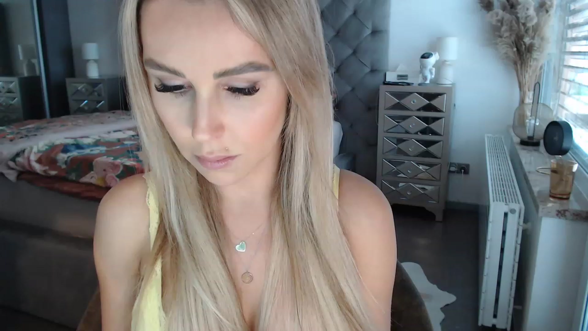 Gallery image thumbnail from CocoMia's myfreecams stream on, 03/27/2023, 11:40 image 13 of 20