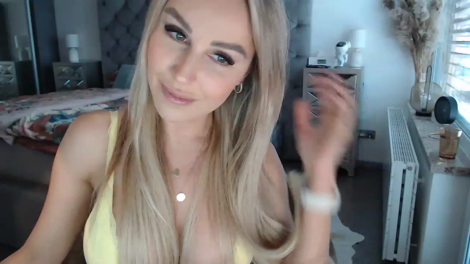 Gallery image thumbnail from CocoMia's myfreecams stream on, 03/27/2023, 11:40 image 14 of 20