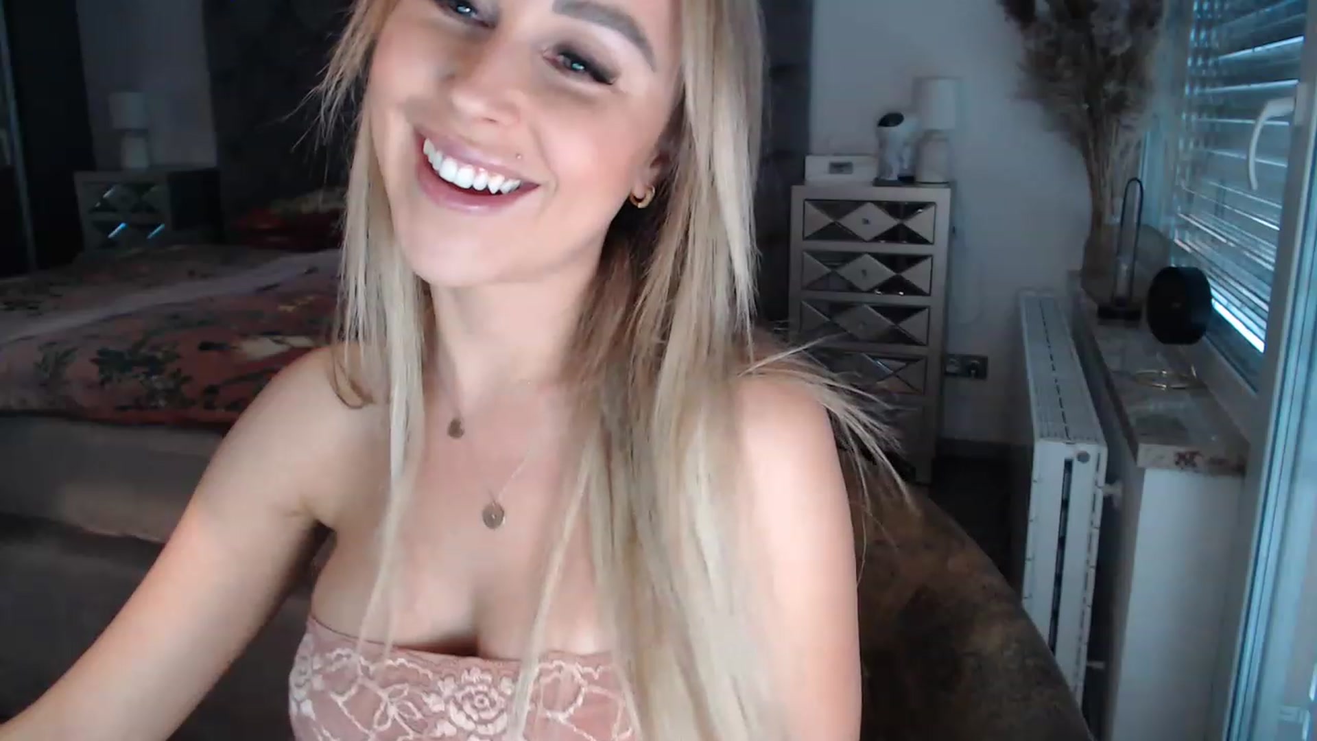 Gallery image thumbnail from CocoMia's myfreecams stream on, 03/31/2023, 12:35 image 6 of 20