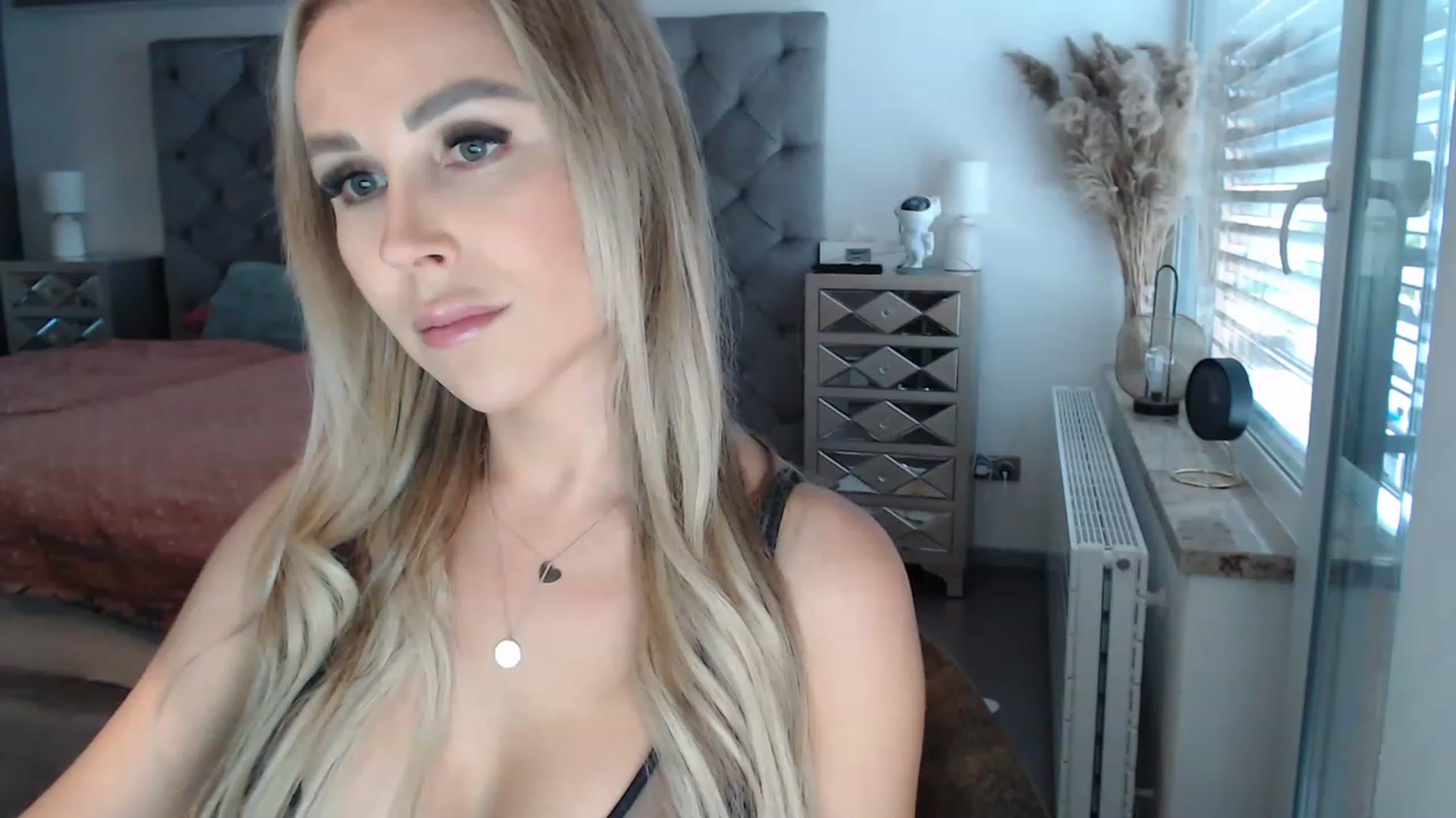 Gallery image thumbnail from CocoMia's myfreecams stream on, 04/03/2023, 11:42 image 10 of 20