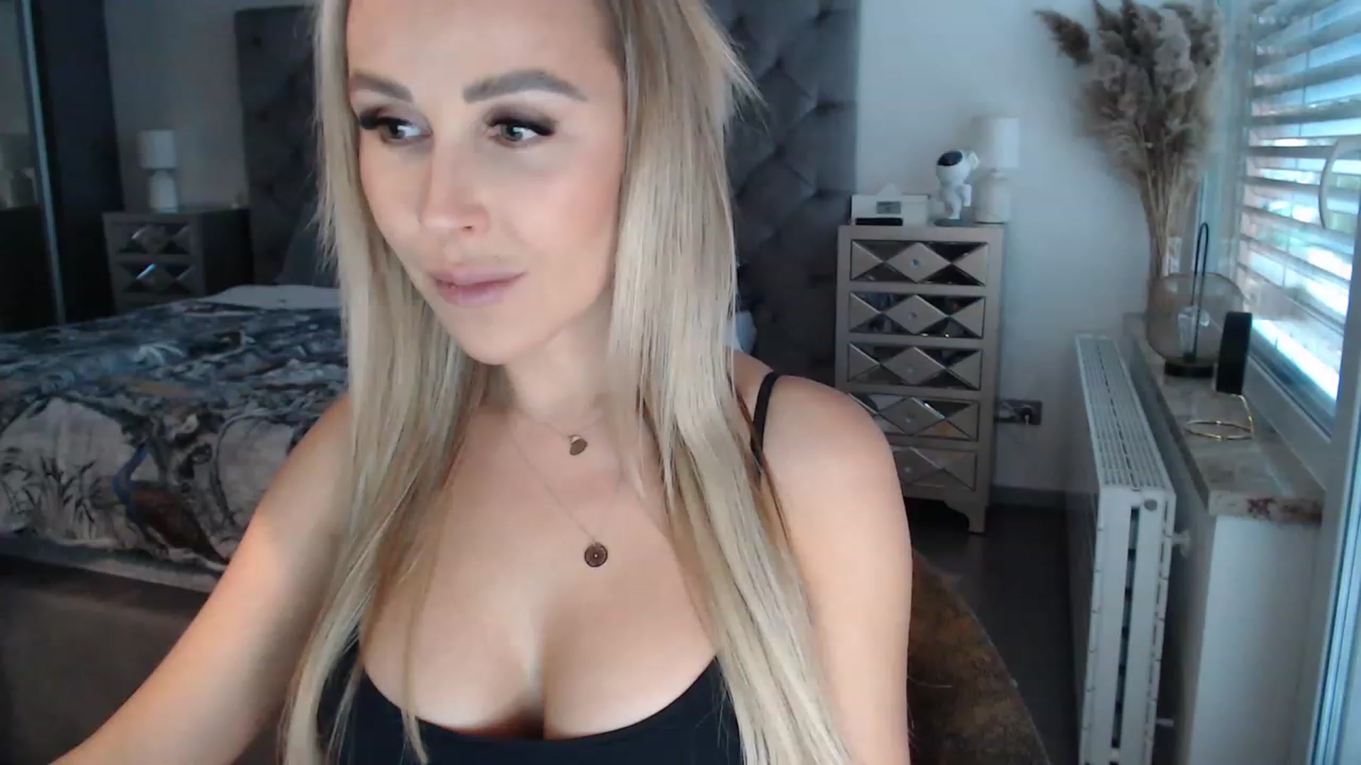 Gallery image thumbnail from CocoMia's myfreecams stream on, 04/13/2023, 11:40 image 18 of 20