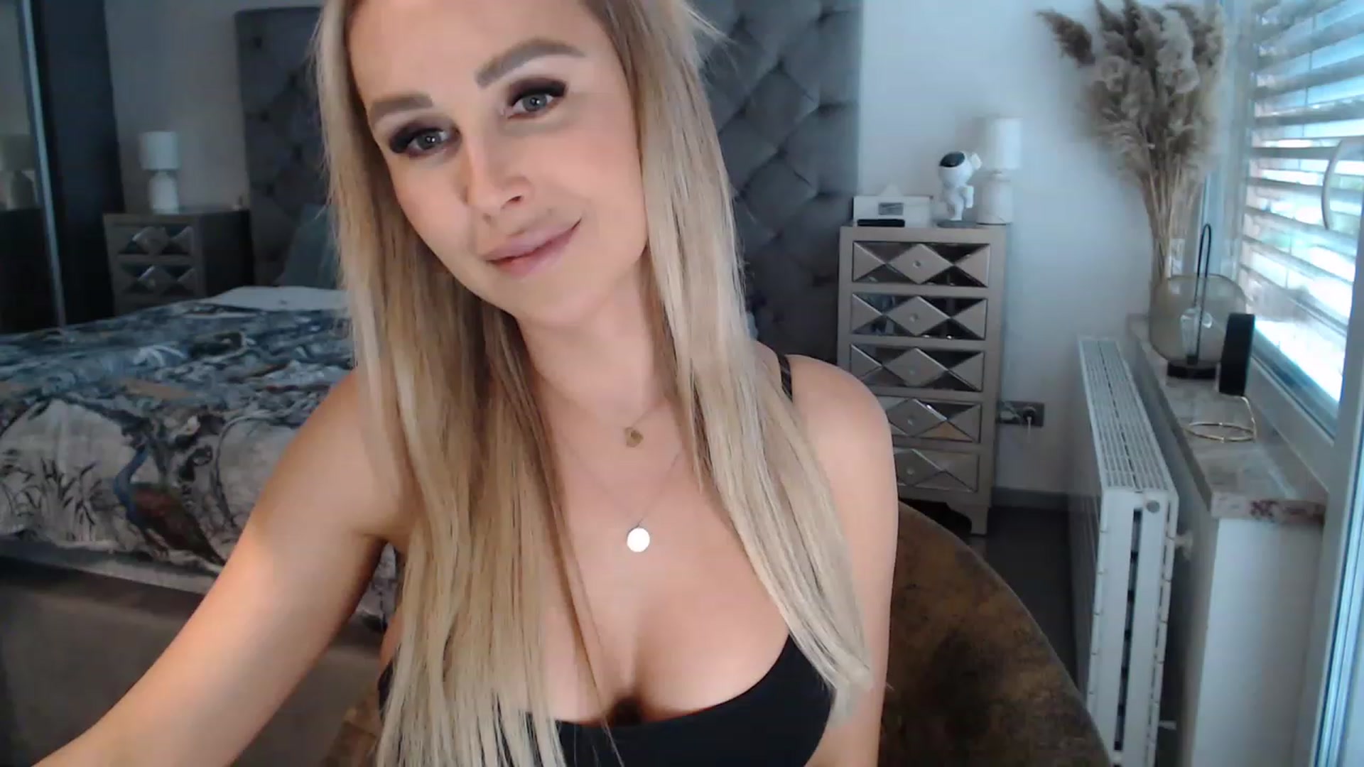 Gallery image thumbnail from CocoMia's myfreecams stream on, 04/13/2023, 11:40 image 6 of 20