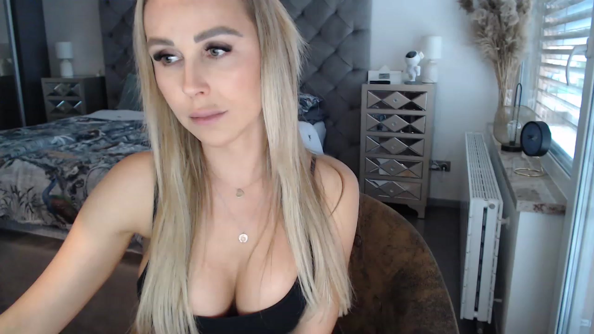 Gallery image thumbnail from CocoMia's myfreecams stream on, 04/13/2023, 12:32 image 8 of 20