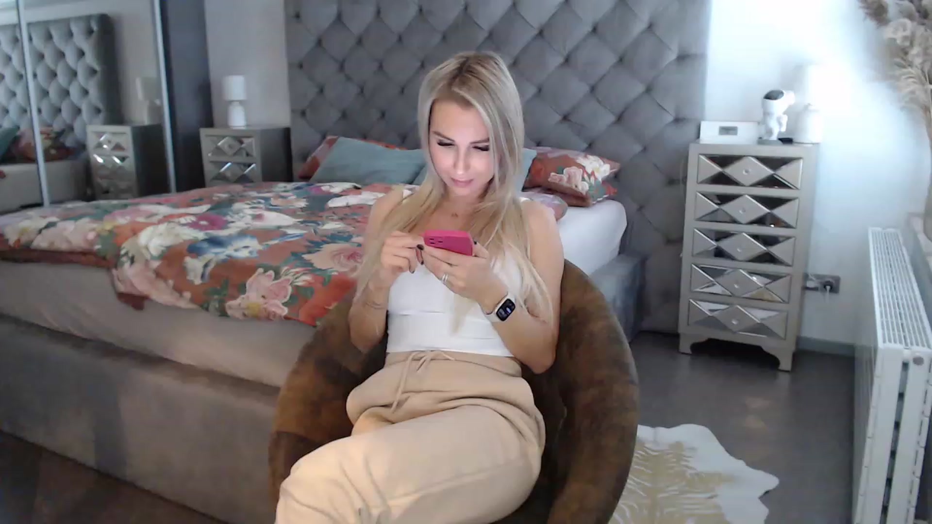 Gallery image thumbnail from CocoMia's myfreecams stream on, 04/19/2023, 12:35 image 16 of 20