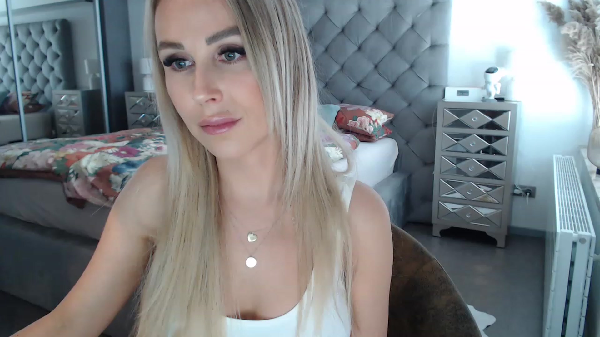 Gallery image thumbnail from CocoMia's myfreecams stream on, 04/19/2023, 12:35 image 7 of 20