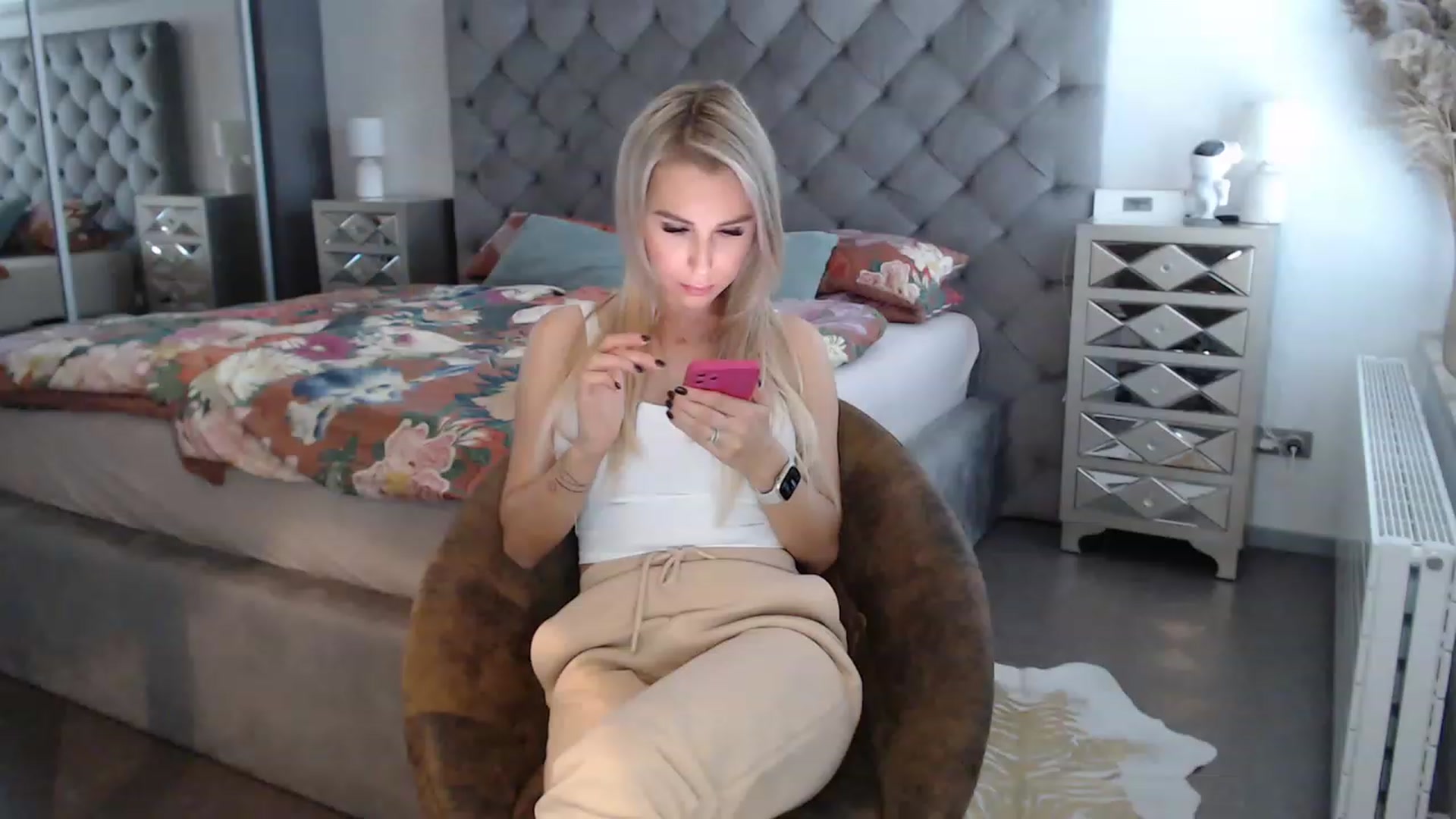 Gallery image thumbnail from CocoMia's myfreecams stream on, 04/19/2023, 12:35 image 17 of 20