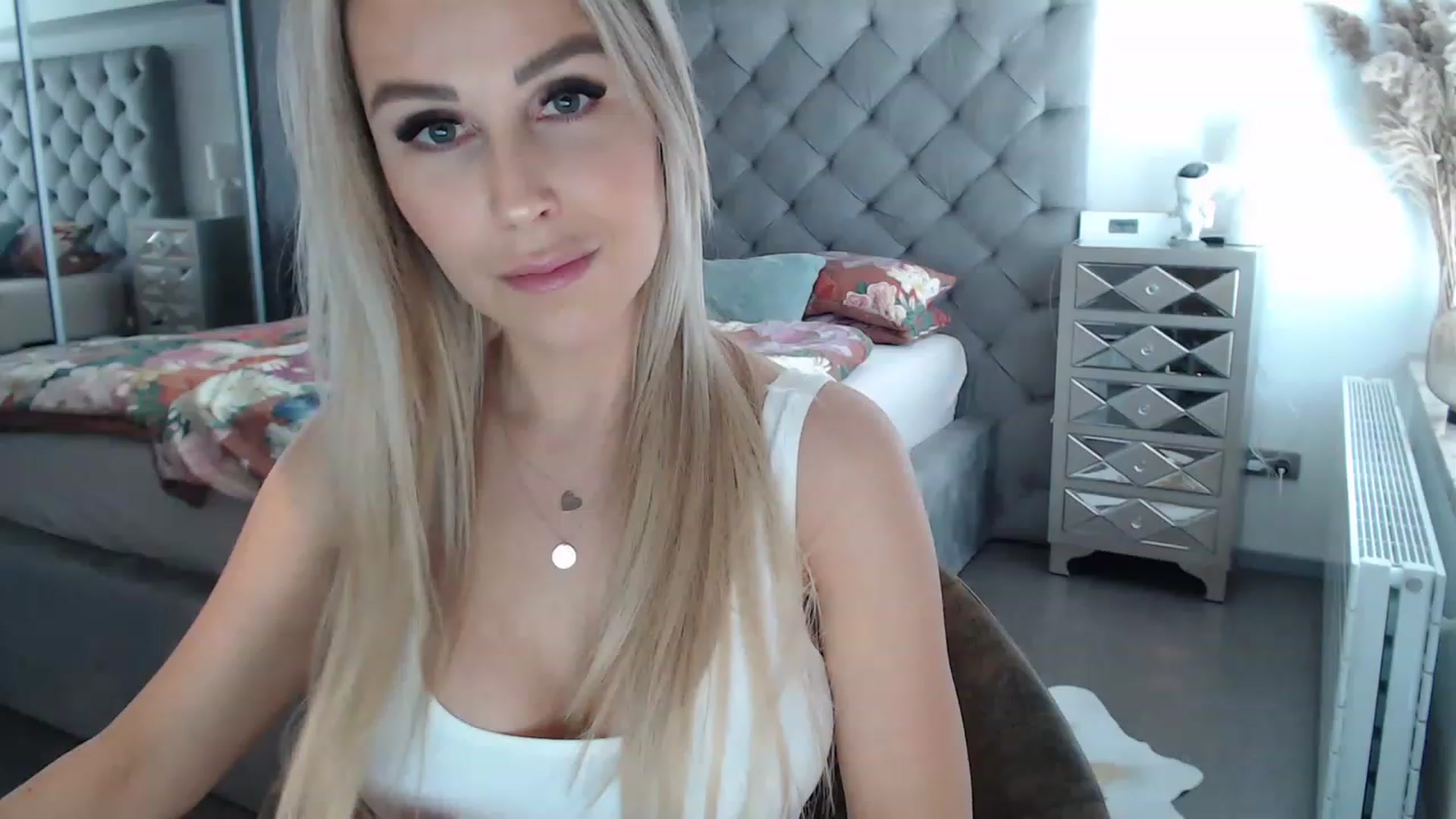 Gallery image thumbnail from CocoMia's myfreecams stream on, 04/19/2023, 12:35 image 9 of 20